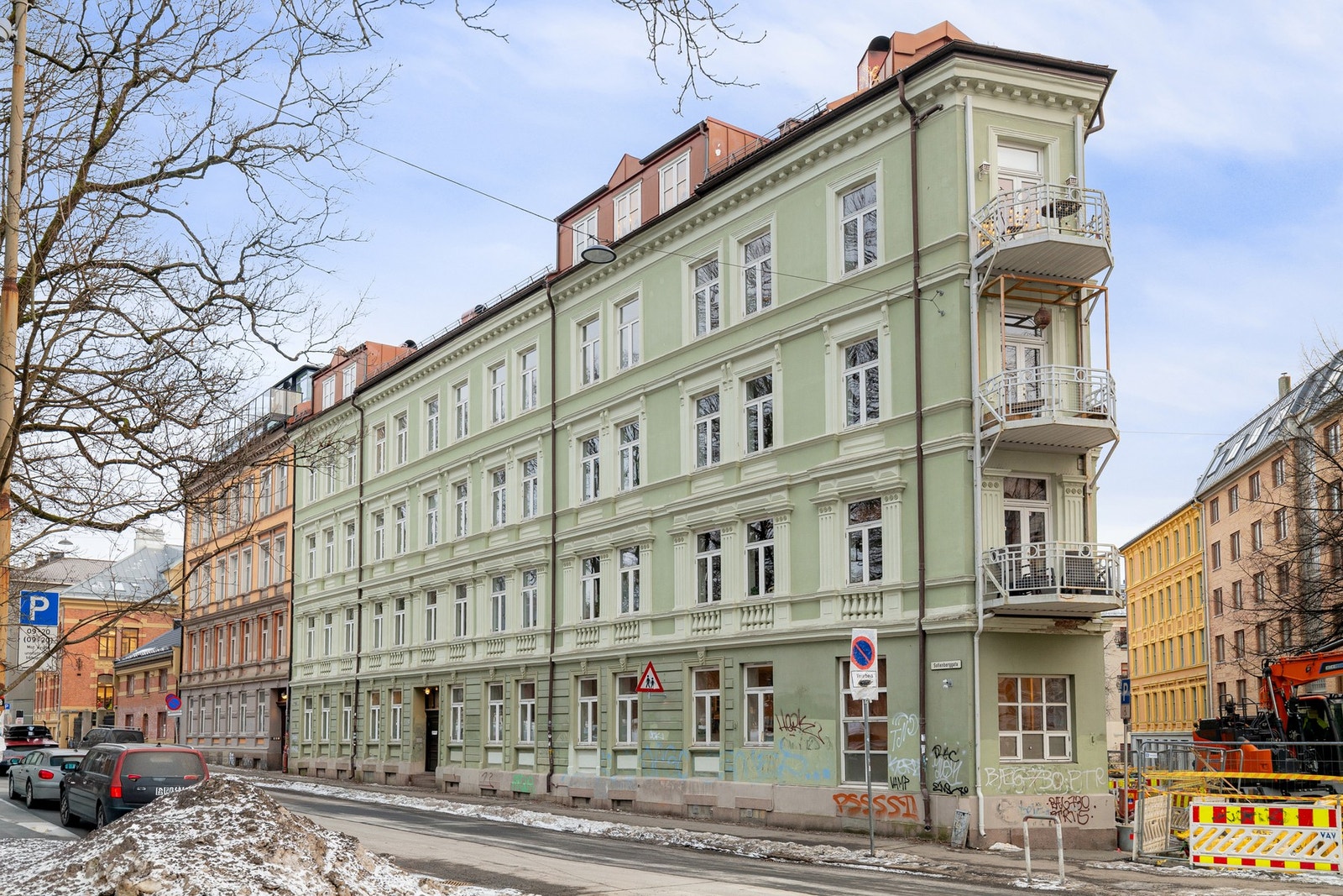 Attraktiv beliggenhet på Grünerløkka, med Sofienbergparken som nærmeste nabo. Her bor du med kort gangavstand til offentlig kommunikasjon, samt til hovedstadens rike utvalg av fasiliteter og servicetilbud. Galleribilde
