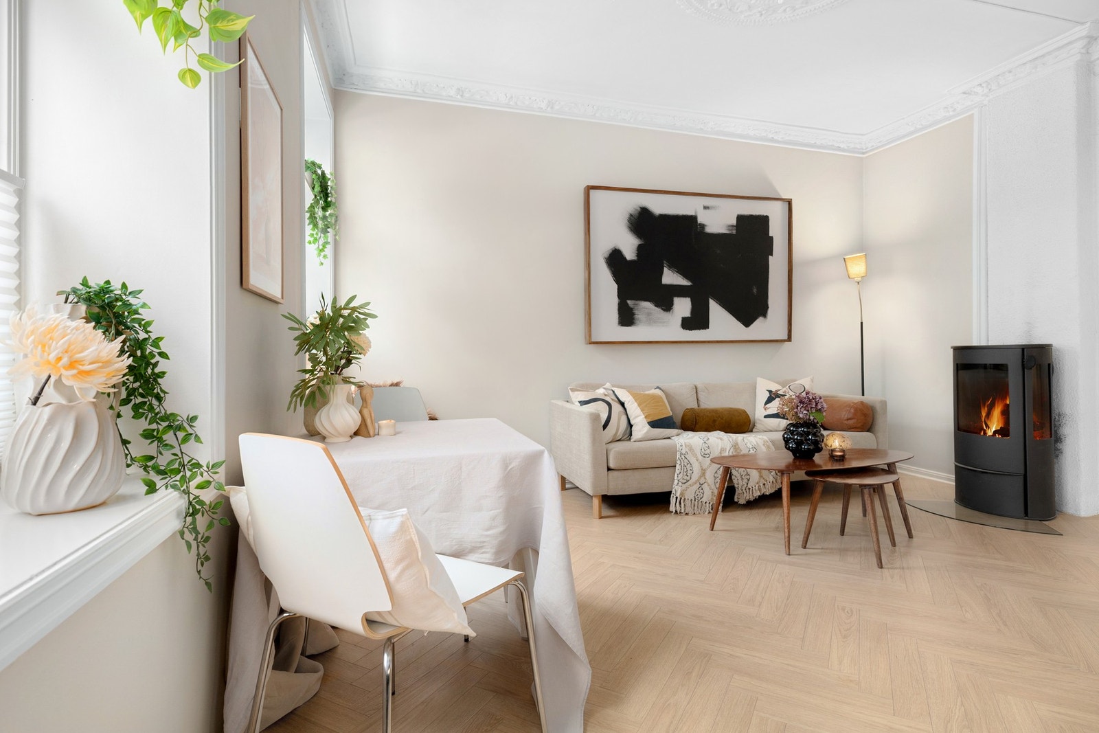 Stuen er det naturlige oppholdsrommet i leiligheten, og er et stort, lyst og fint rom. Galleribilde