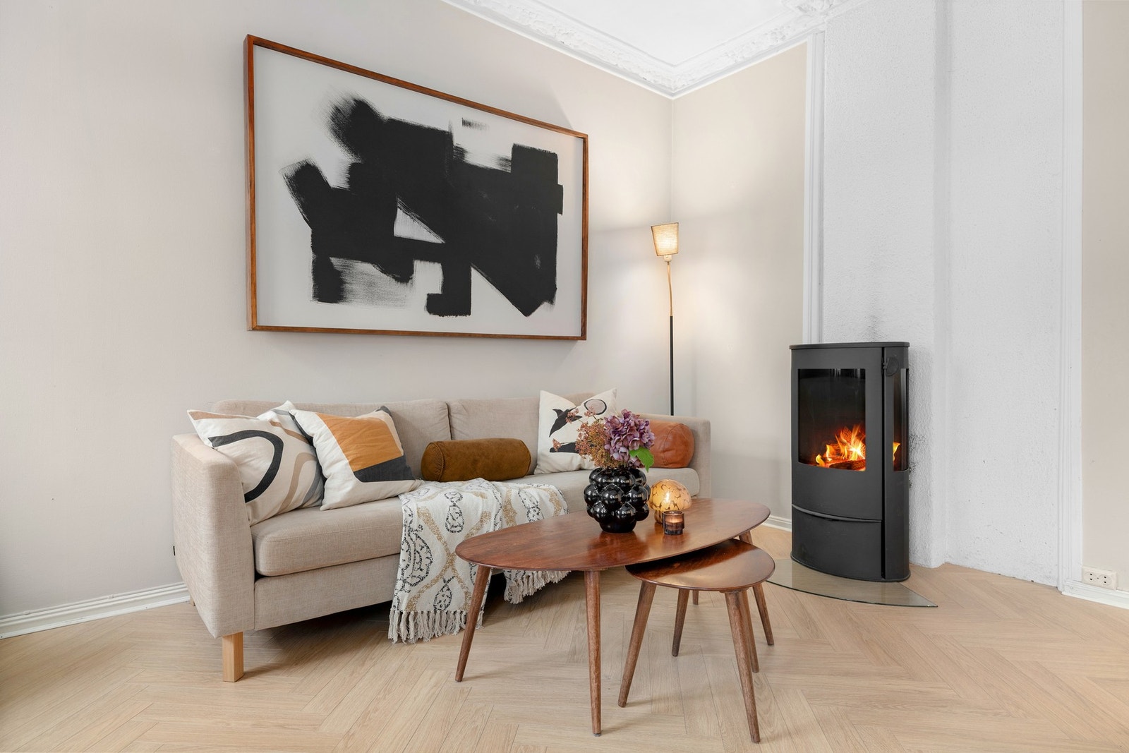 I hjørnet av stuen er det en moderne vedovn som både gir god varme og bidrar til ekstra hygge. Galleribilde