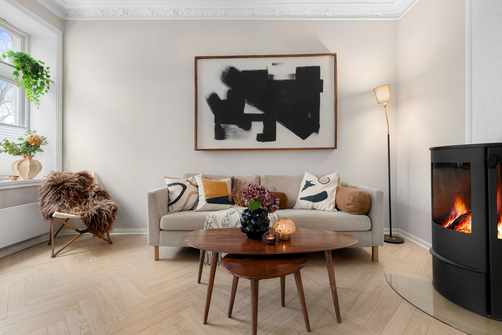 God standard med lekker fiskebensparkett på gulv og glatte malte overflater. I himlingen er det fine originale detaljer som stukkatur og en nydelig rosett. Galleribilde