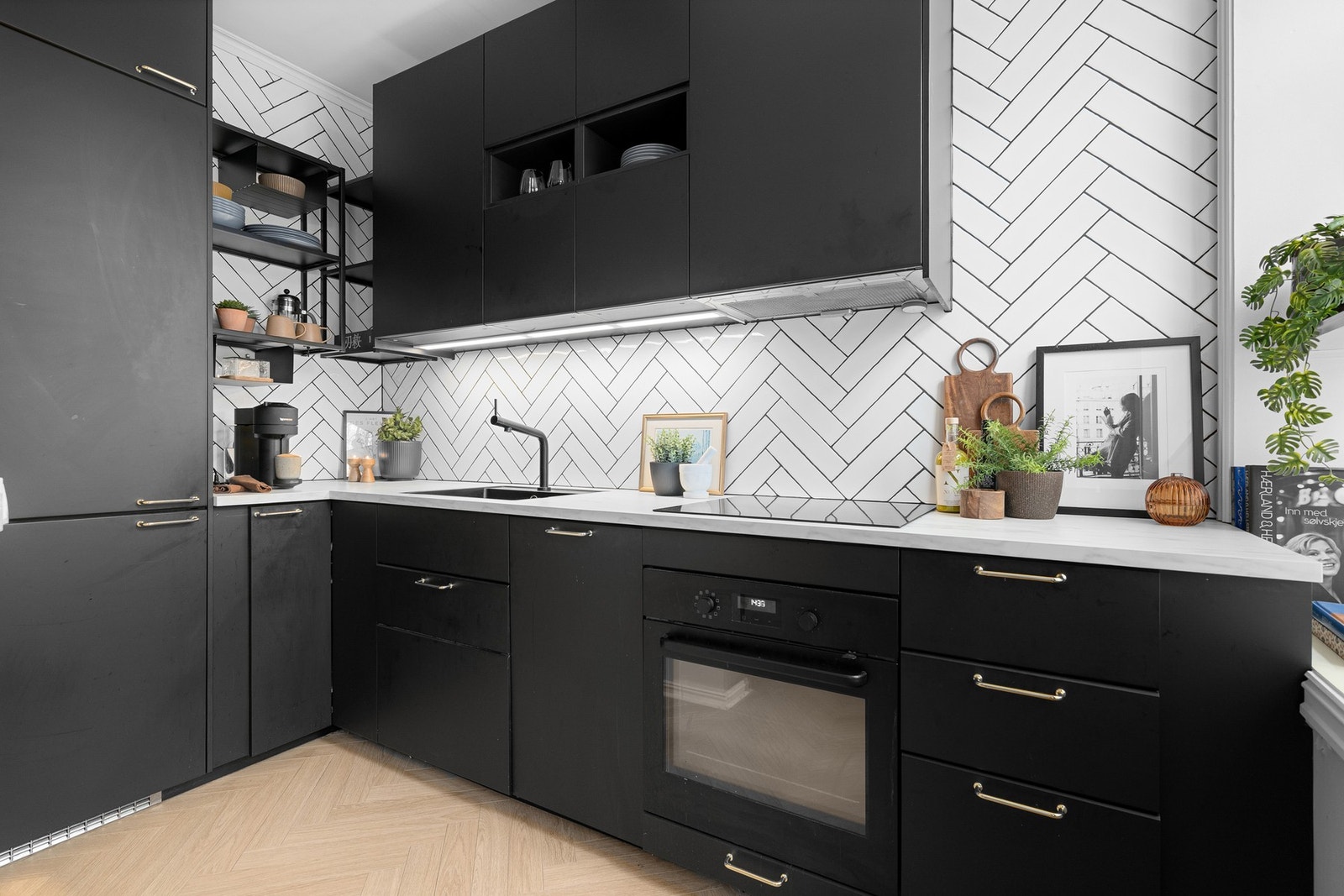 Stilen og moderne kjøkkeninnredning fra 2019 med god skap- og benkeplass. Kjøkkenet er fullt utstyrt med integrerte hvitevarer som medfølger i handelen. Galleribilde