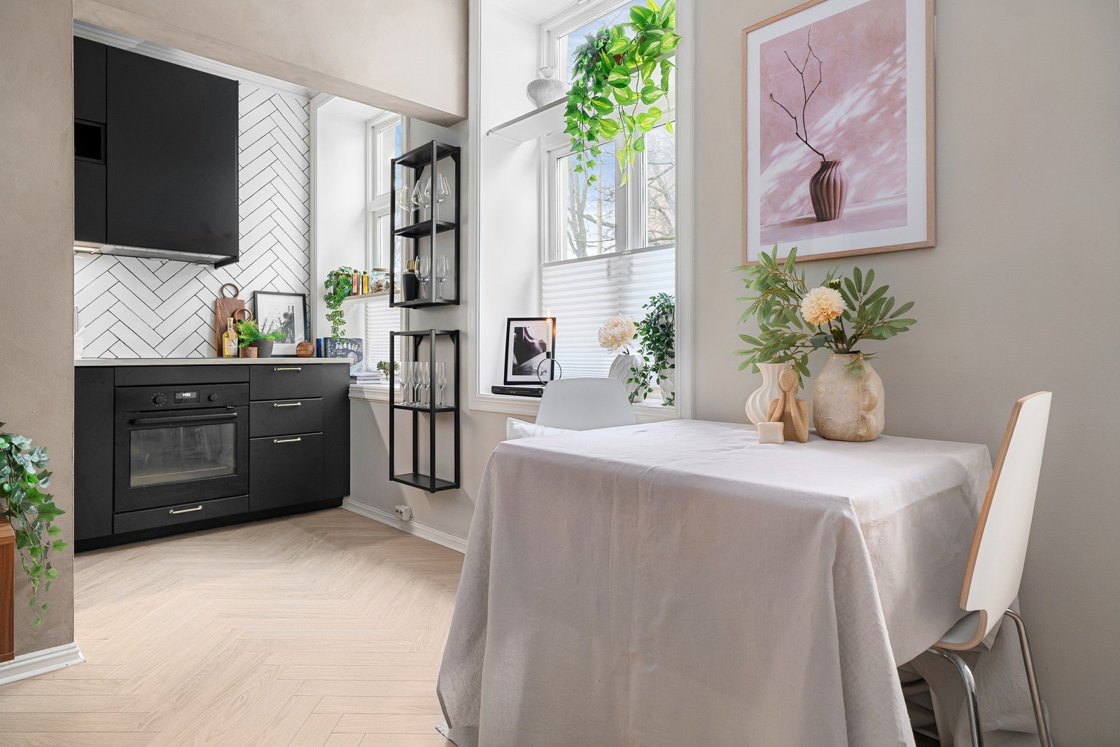 Kjøkkenet ligger i en fin delvis åpen løsning med stuen, naturlig adskilt, men likevel åpent og sosialt. Galleribilde