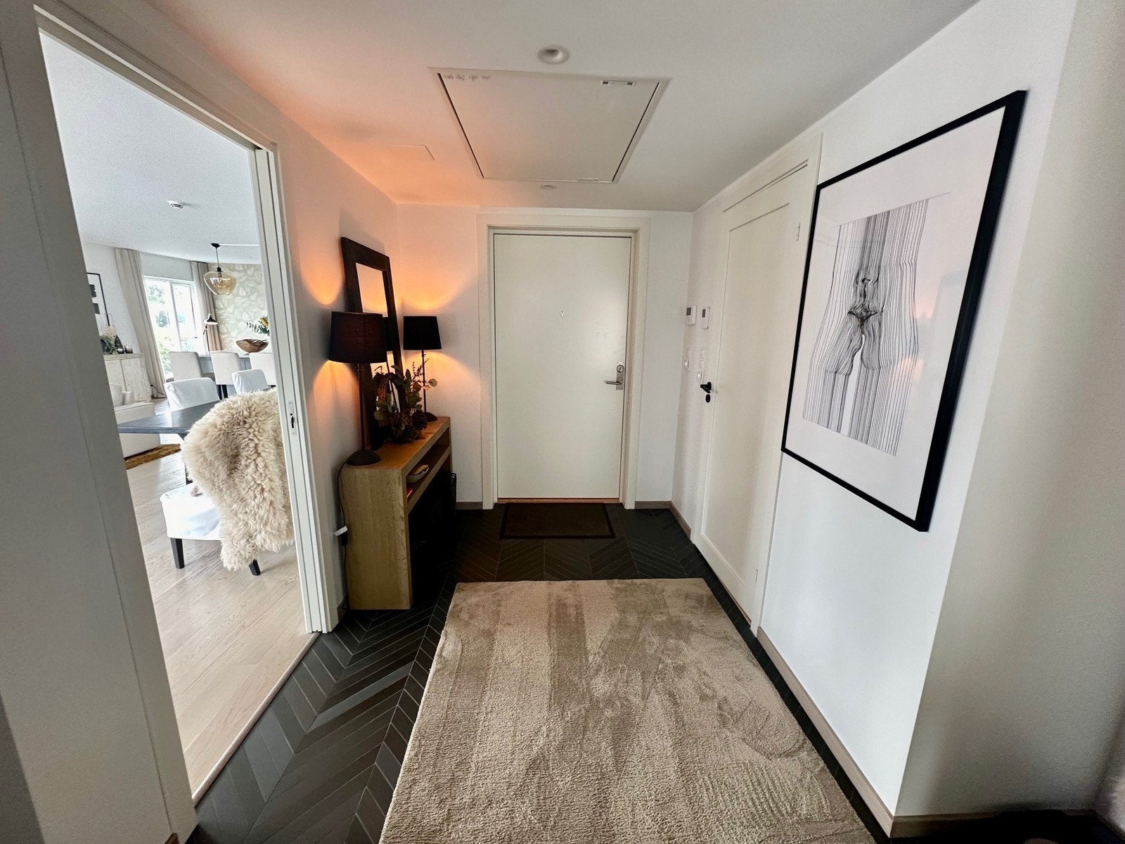 Praktisk entré med adkomst til leilighetens øvrige rom. Galleribilde