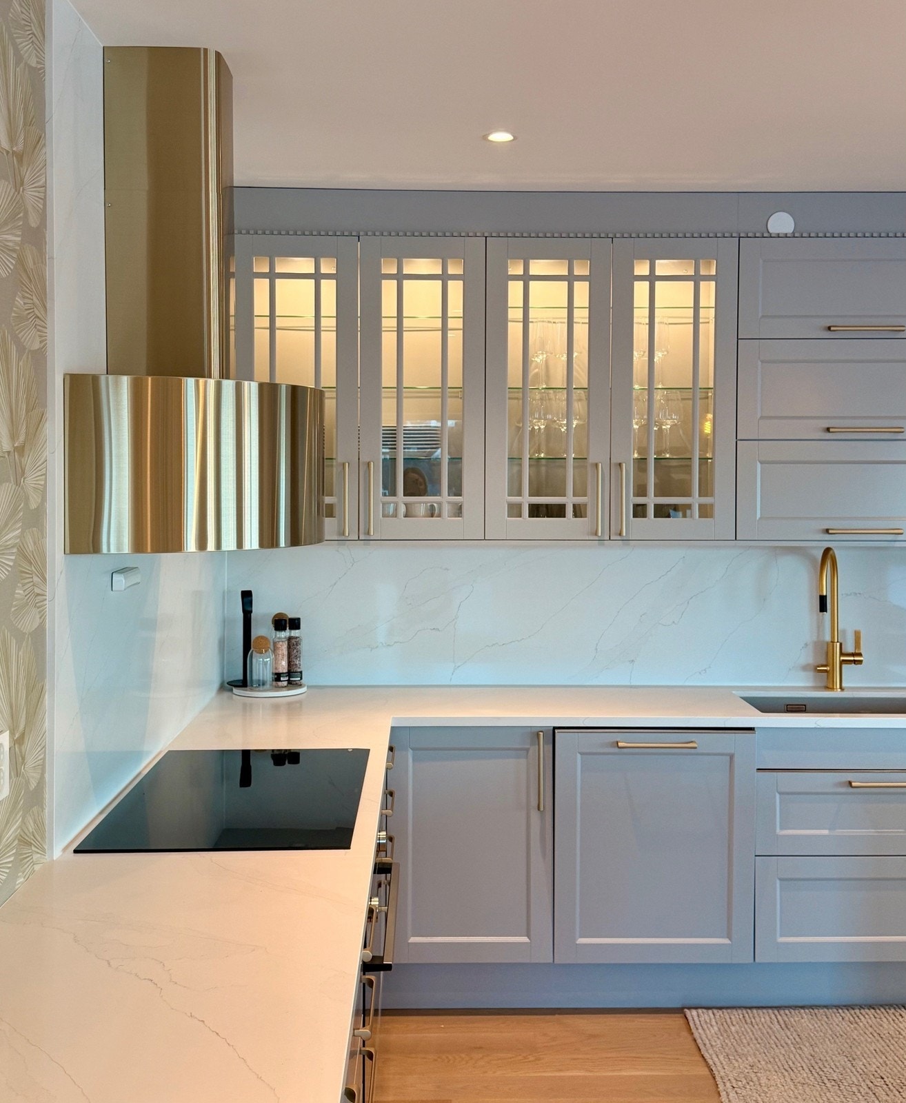 Kjøkkenet har rikelig med skap-, skuffe- og benkeplass. Galleribilde