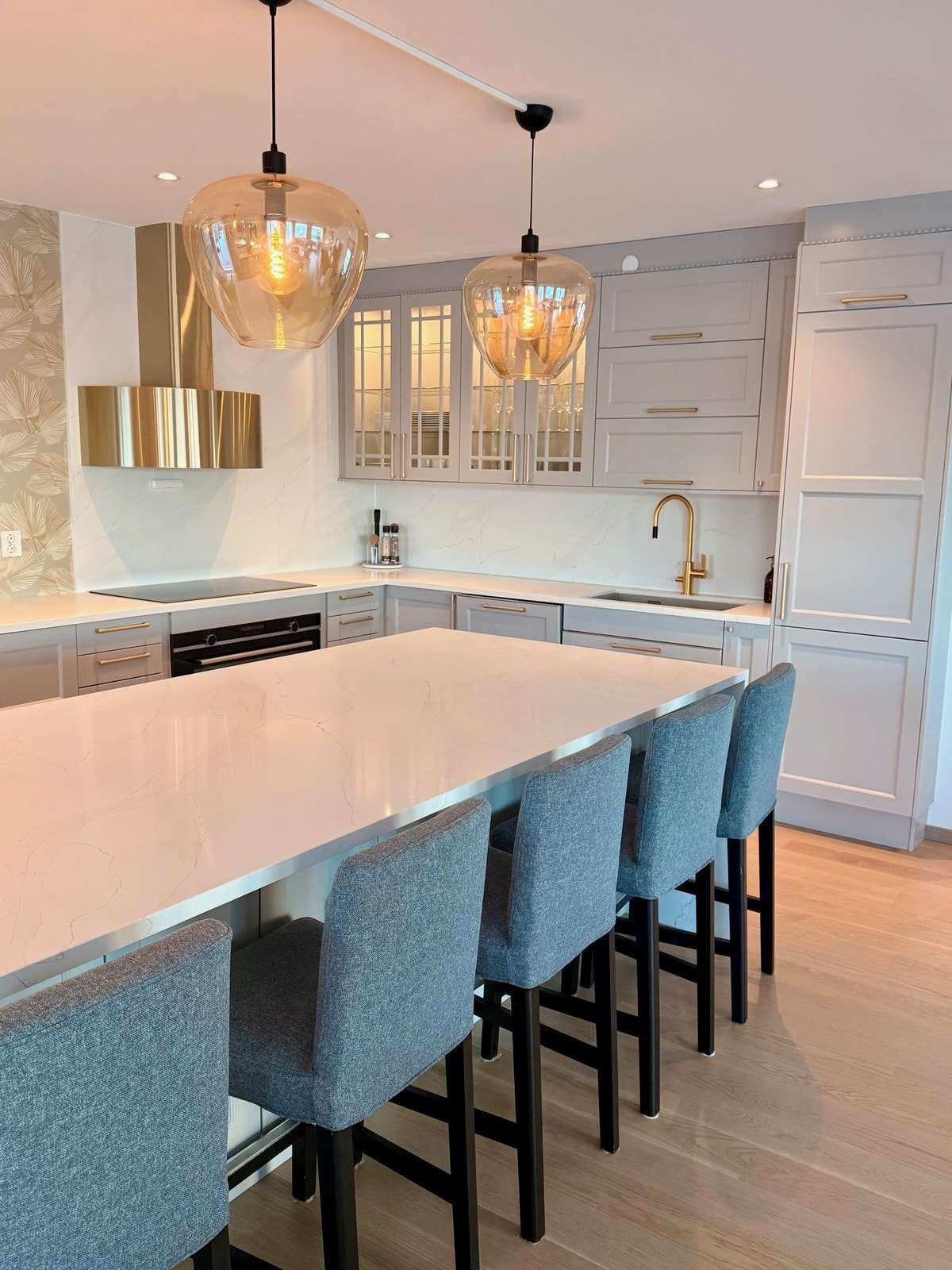 Stilrent kjøkken med kjøkkenøy og barstoler. Galleribilde