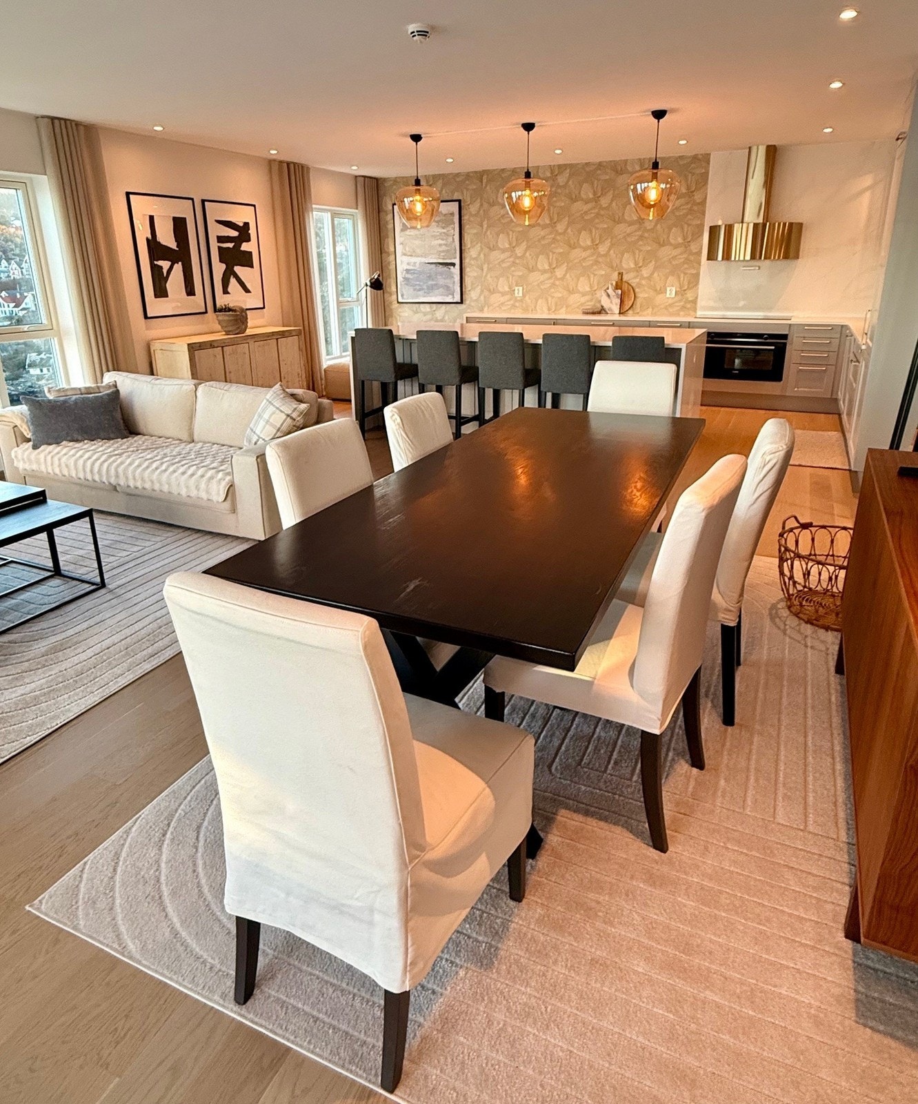 Oppholdsrommet er innredet i flere soner med spiseplass og stue. Galleribilde