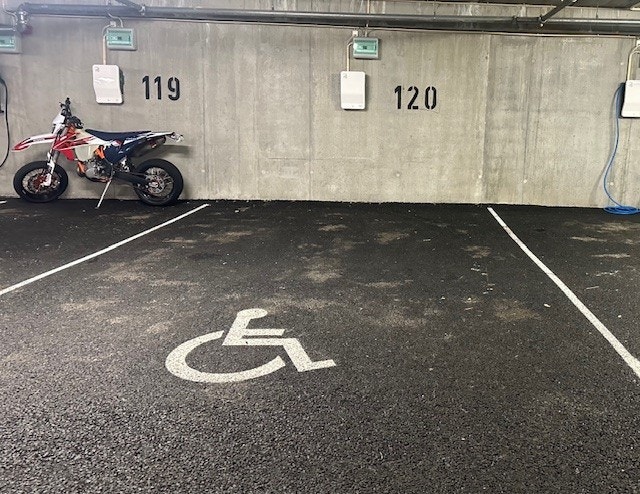 Parkeringsplass med elbillader Galleribilde