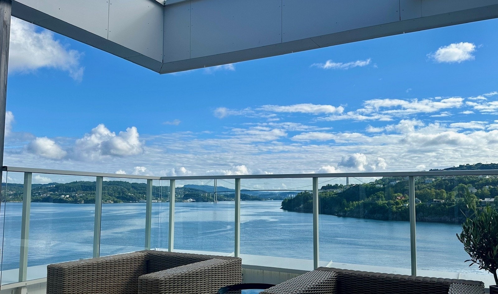 Balkong med nydelig utsikt over Byfjorden Galleribilde