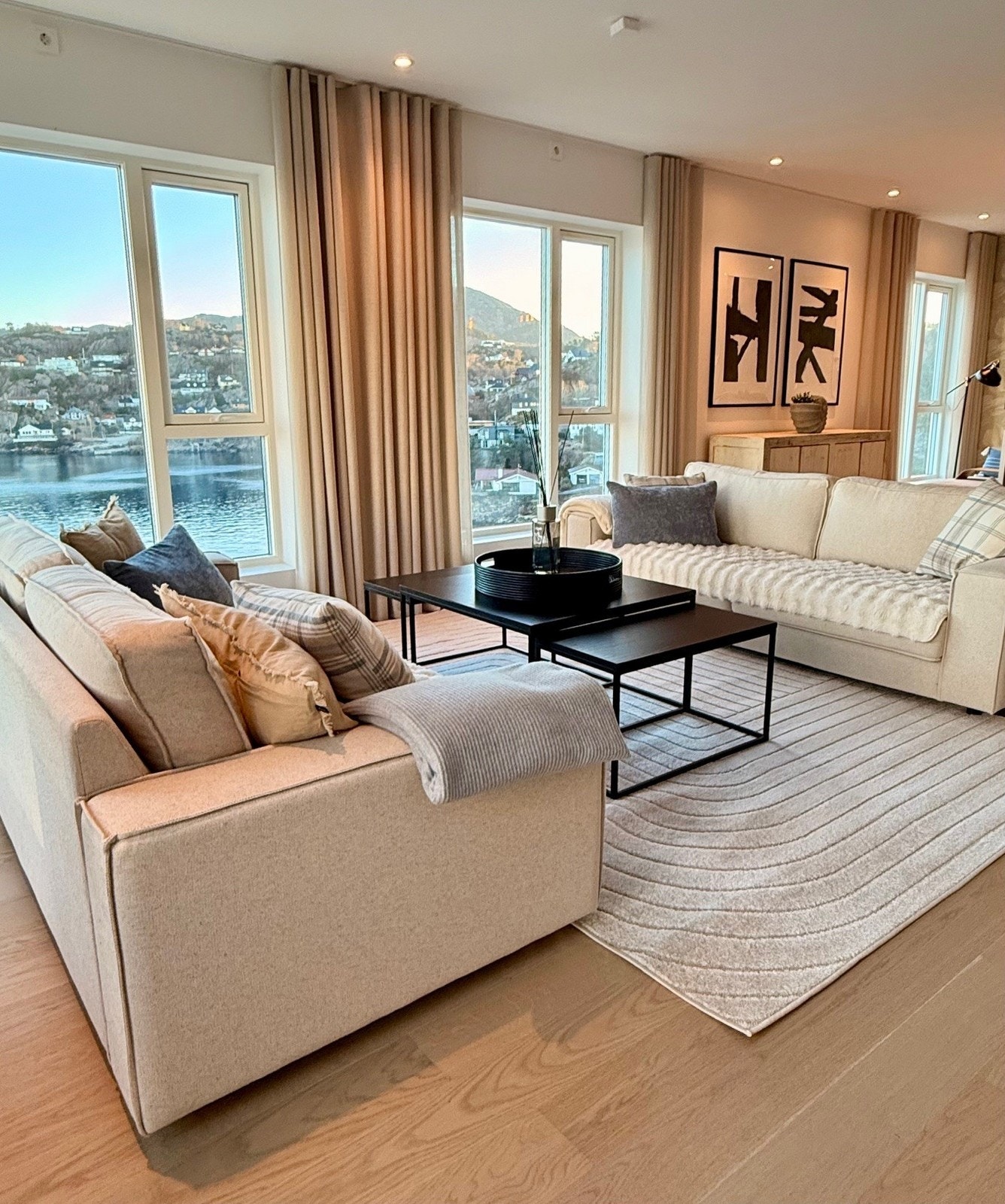 Stue og kjøkken med store vindusflater og flott utsikt. Galleribilde