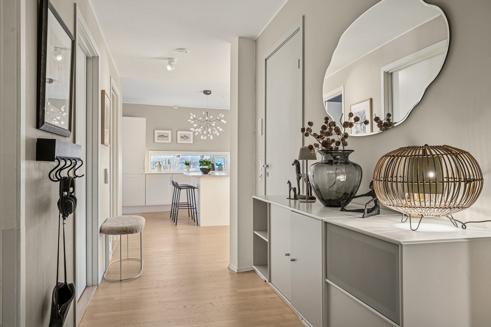 Parkettgulvet er i nyere tid slipt ned - I tillegg er det lagt veggfornyer i gang/stue og himling i stue/kjøkken er oppmalt Galleribilde