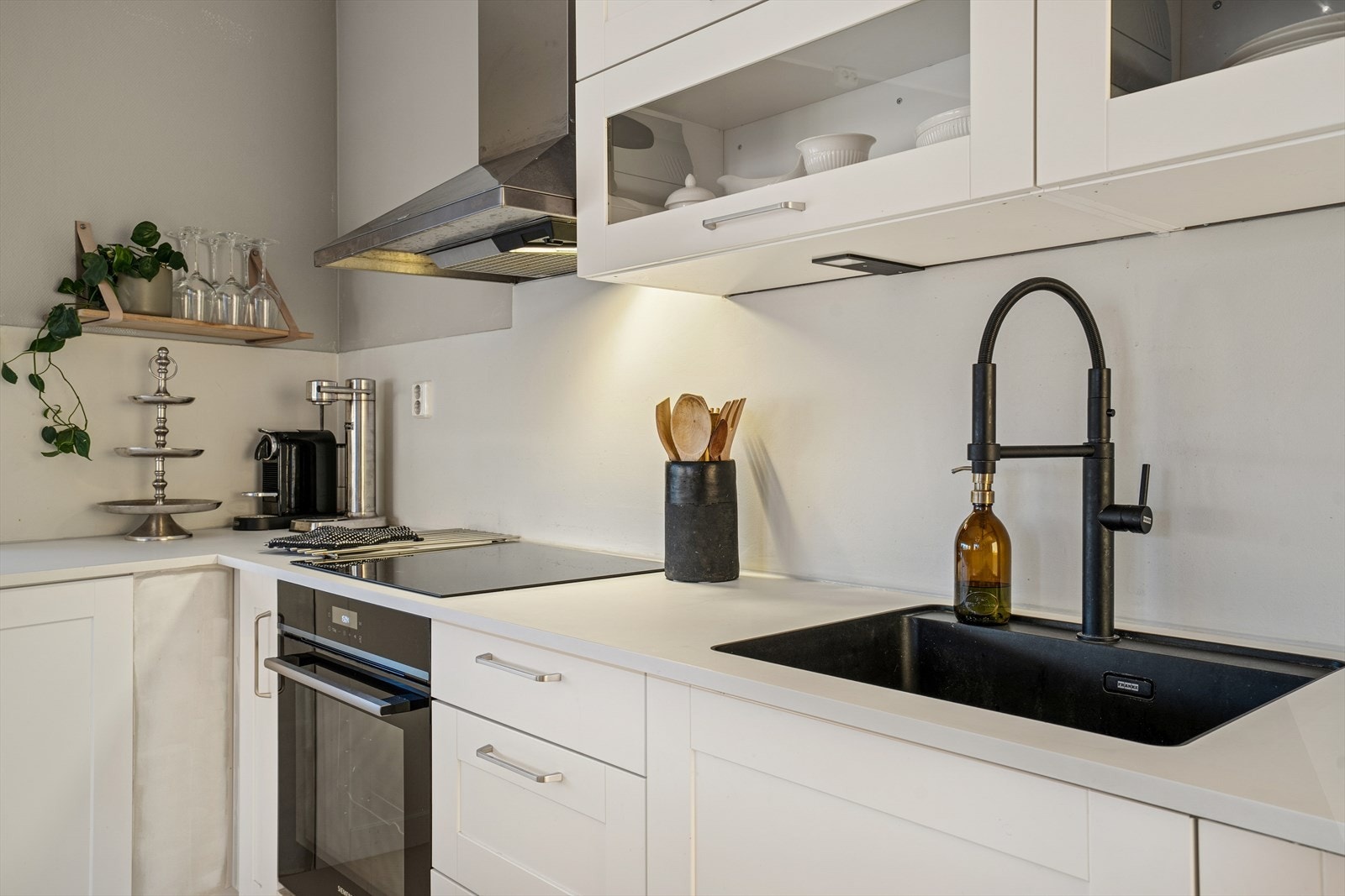 Hvitevarene medfølger og består av induksjonstopp, stekeovn med pyrolyse, oppvaskmaskin og kombiskap kjøl/frys Galleribilde