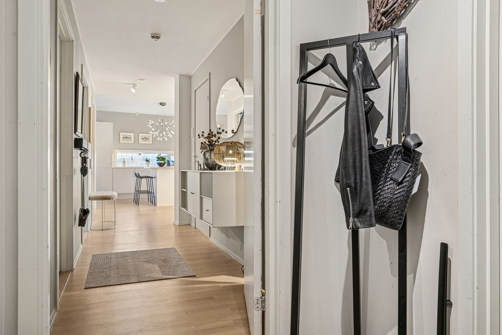 Du ønskes velkommen inn i en hyggelig entré med tilstøtende bod som gir ytterligere lagringsplass for utebekledning Galleribilde