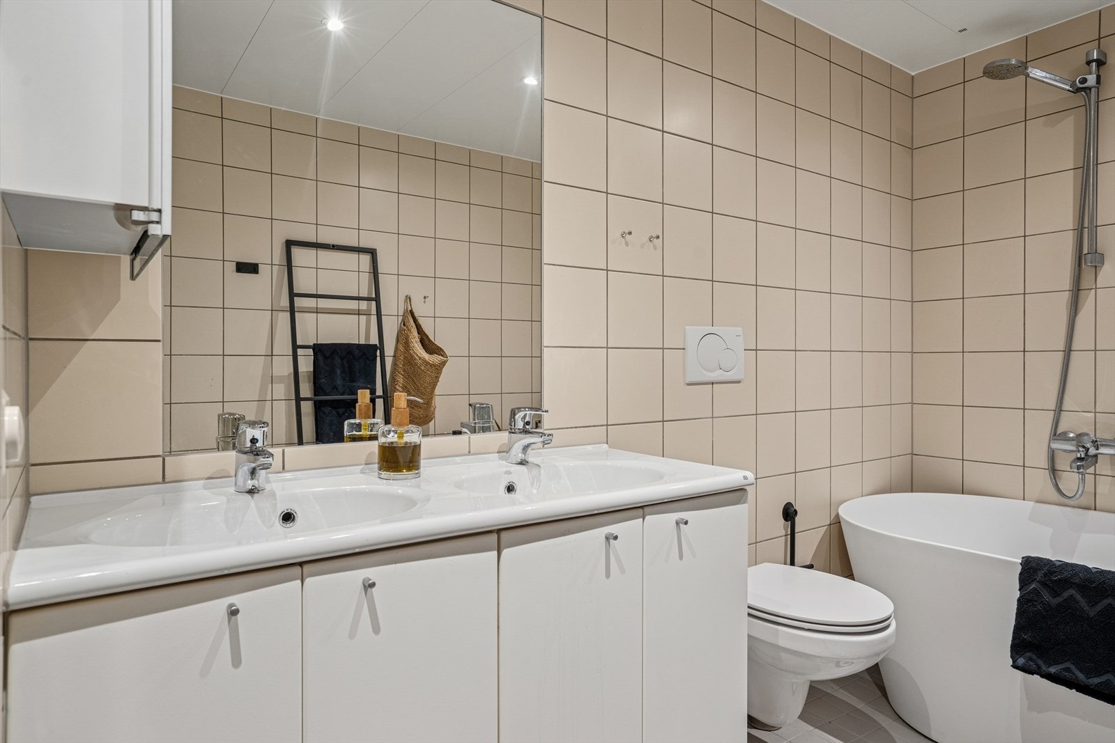 Innredningen består av dobbel servant med skap under, overskap og stort speil Galleribilde