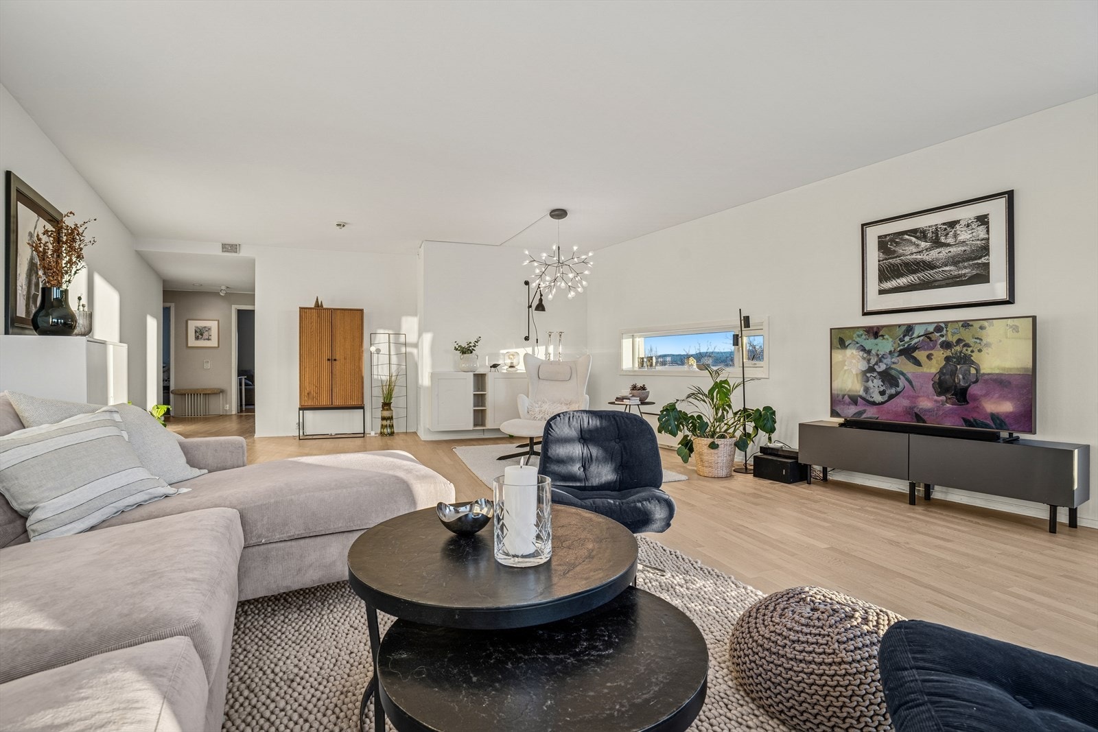 Rommet er utført med hvitmalte overflater som er både tidløst og nøytralt Galleribilde