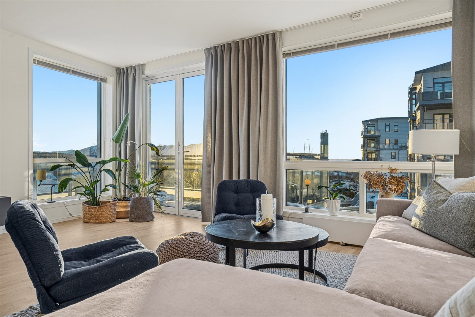 Hjørneplasseringen gir deg flere vinduer, hvor du nyter vakker utsikt Galleribilde