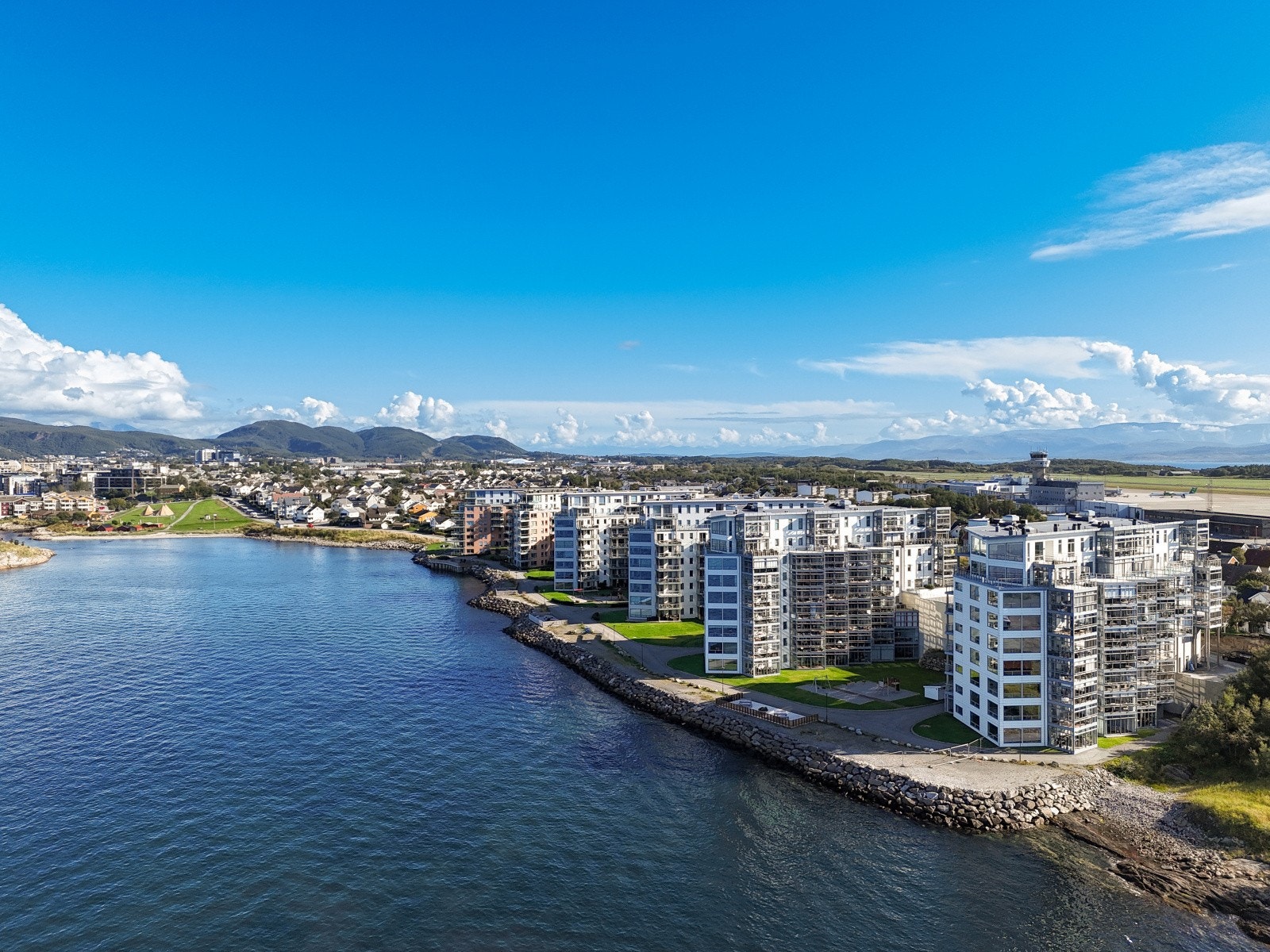 Ønsker man ytterligere servicetilbud kan det nevnes at Bodø sentrum kun er en kort gåtur unna (15-20 minutter) Galleribilde
