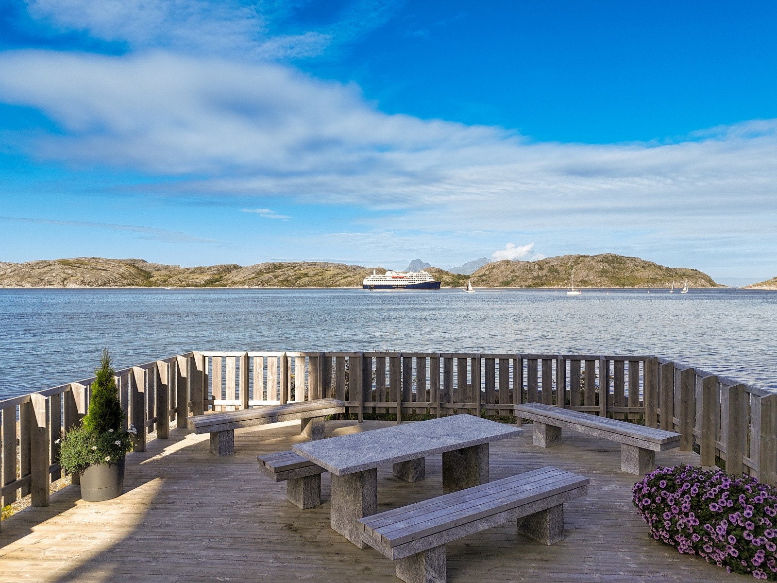 Langs sjøkanten går det en flott promenade med bl.a. parkbenker Galleribilde
