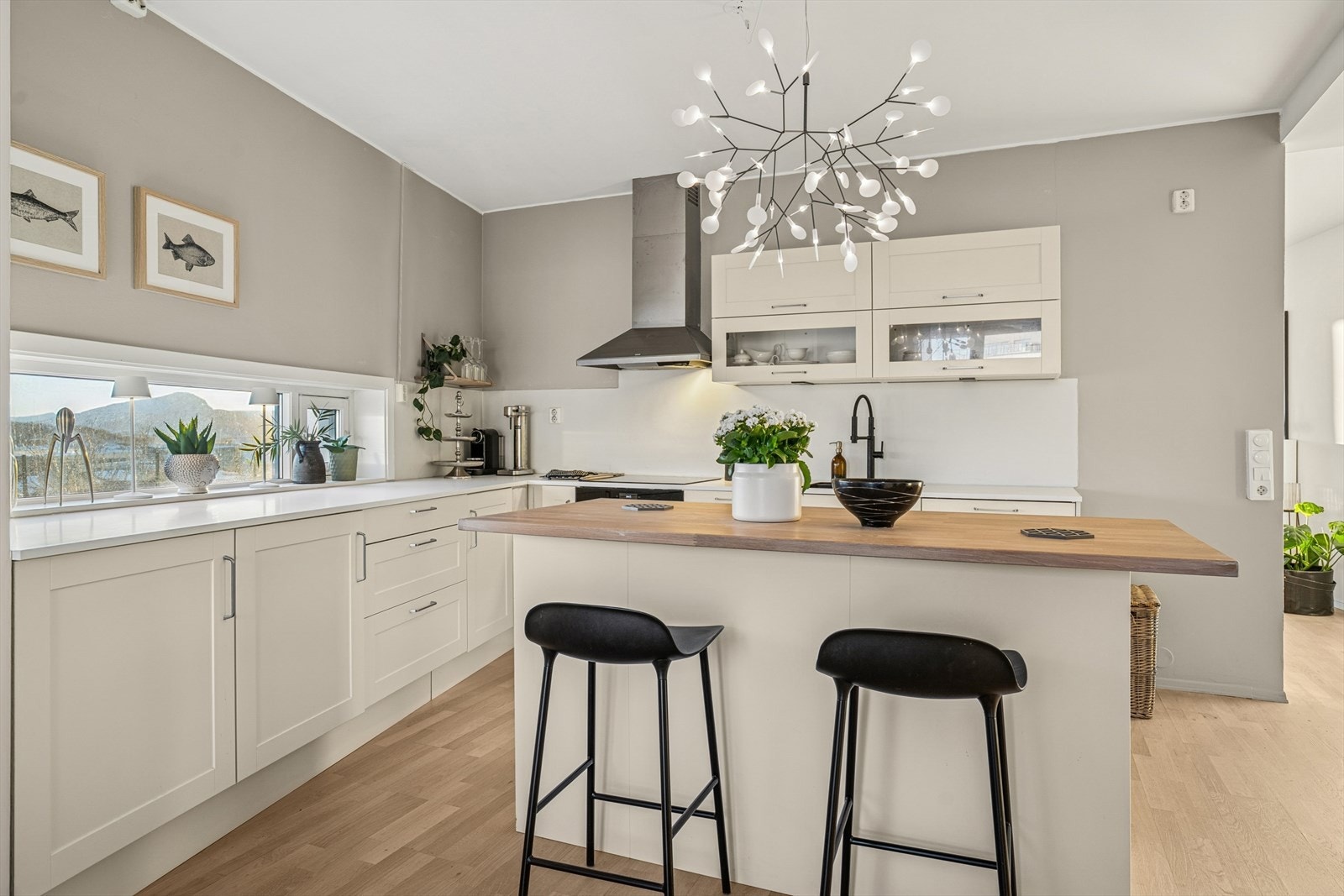 Her kan du nyte utsikten mot sør rett fra kjøkkenbenken Galleribilde