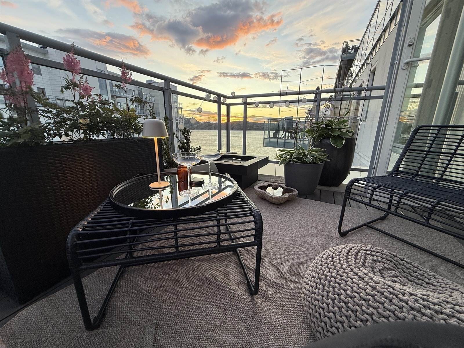 Vestvendt balkong utenfor stuen - Det er rekkverk i glass slik at man kan nyte utsikten selv sittende Galleribilde