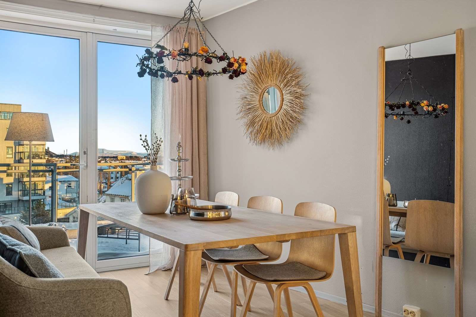 Spisestuen er praktisk plassert like ved kjøkkenet og her er det mer enn god nok plass til langbord Galleribilde