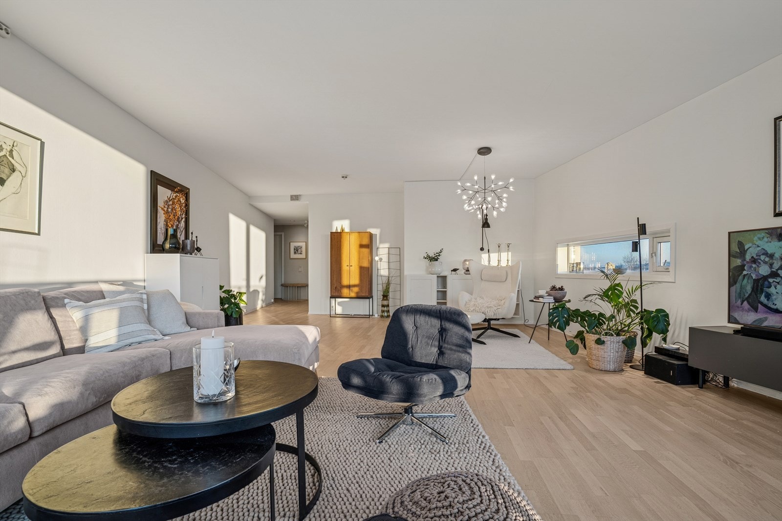 Stuen er svært romslig og kan enkelt møbleres inn i flere soner Galleribilde