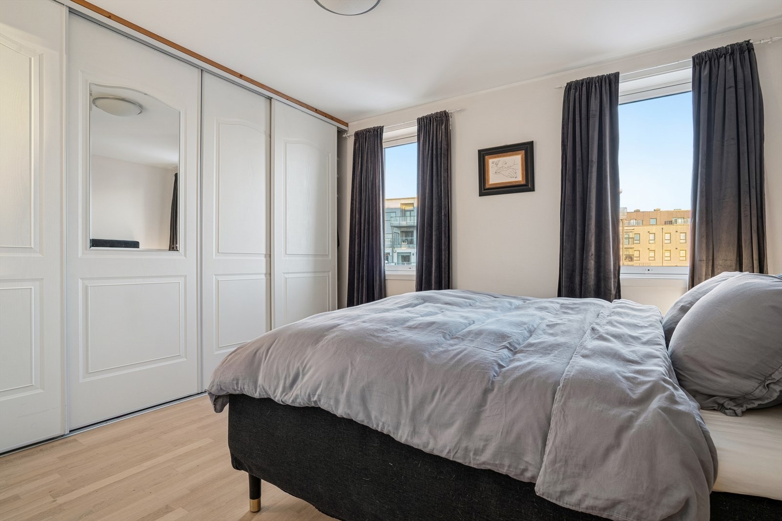 Soverom I - Hovedsoverommet byr på god plass til dobbeltseng og er utstyrt med en heldekkende skyvedørsgarderobe Galleribilde