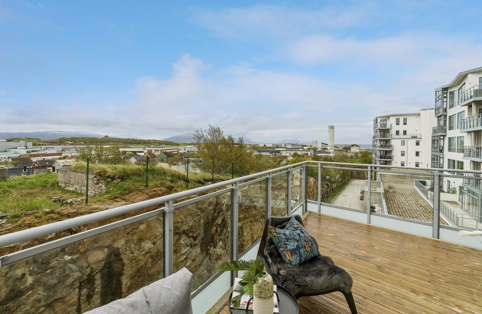 Man ser også ut over vestbyen/langstranda med fjellene nedover kystriksveien i bakgrunnen Galleribilde