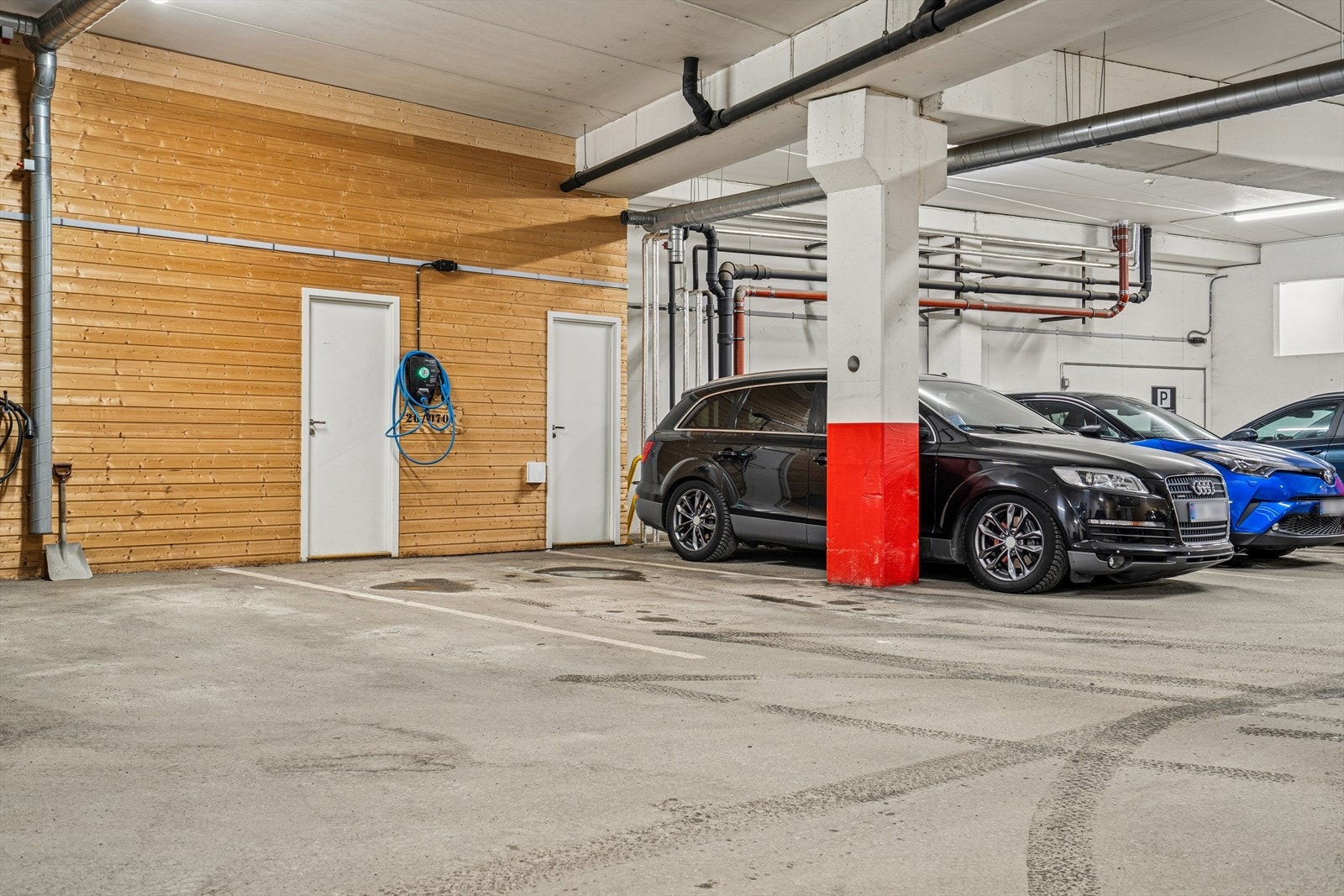 Fast parkeringsplass i felles garasjeanlegg med el-lader (4. etasje) - I tillegg er det to sportsboder tilhørende leiligheten (4. etasje og 3. etasje). Galleribilde