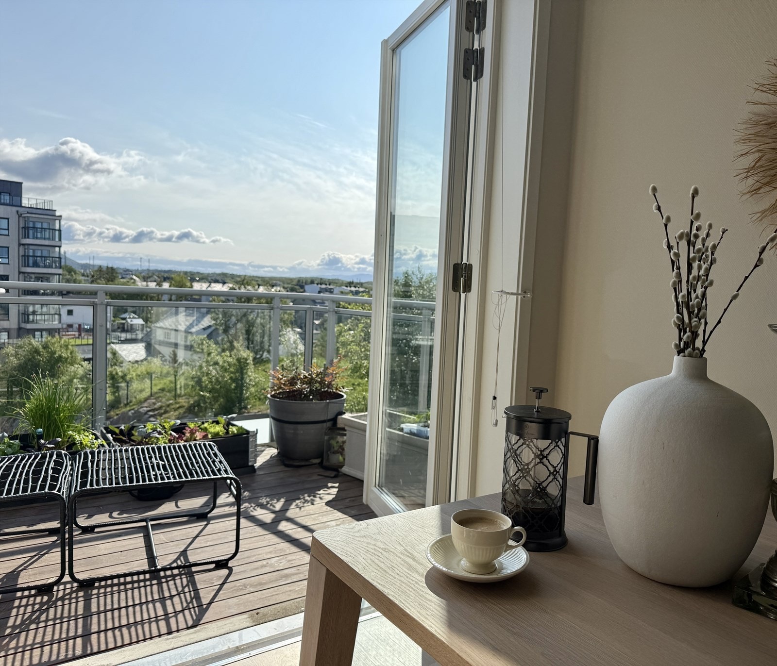 Utenfor spisestuen finner du en østvendt balkong Galleribilde