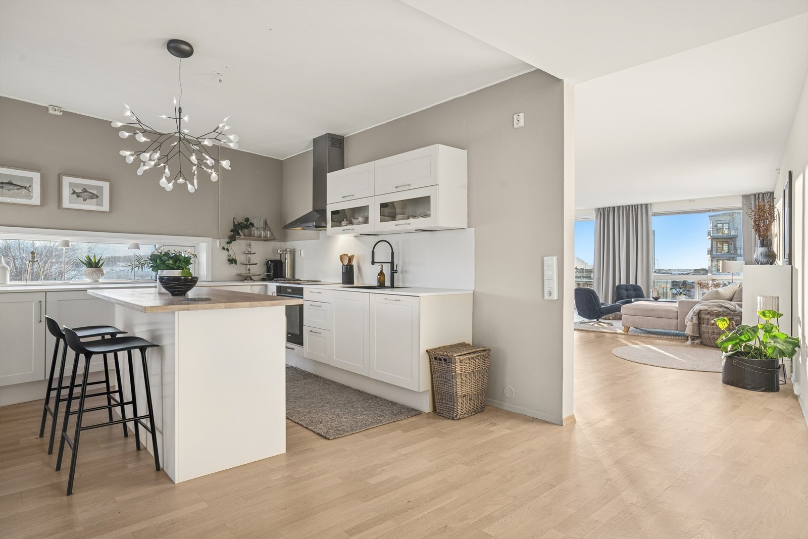 Kjøkkenøyen gir deg ekstra skap- og benkeplass, samt barløsning med plass til et par barstoler Galleribilde