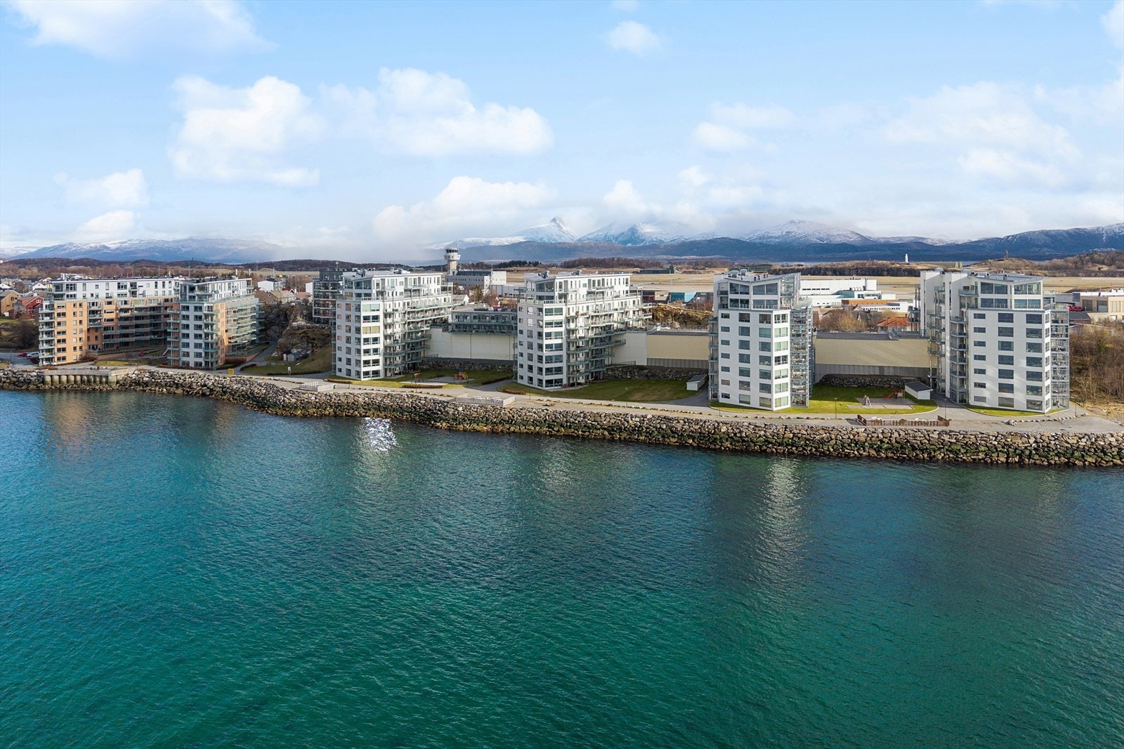 Her bor du, bokstavelig talt, kun et steinkast fra havet Galleribilde