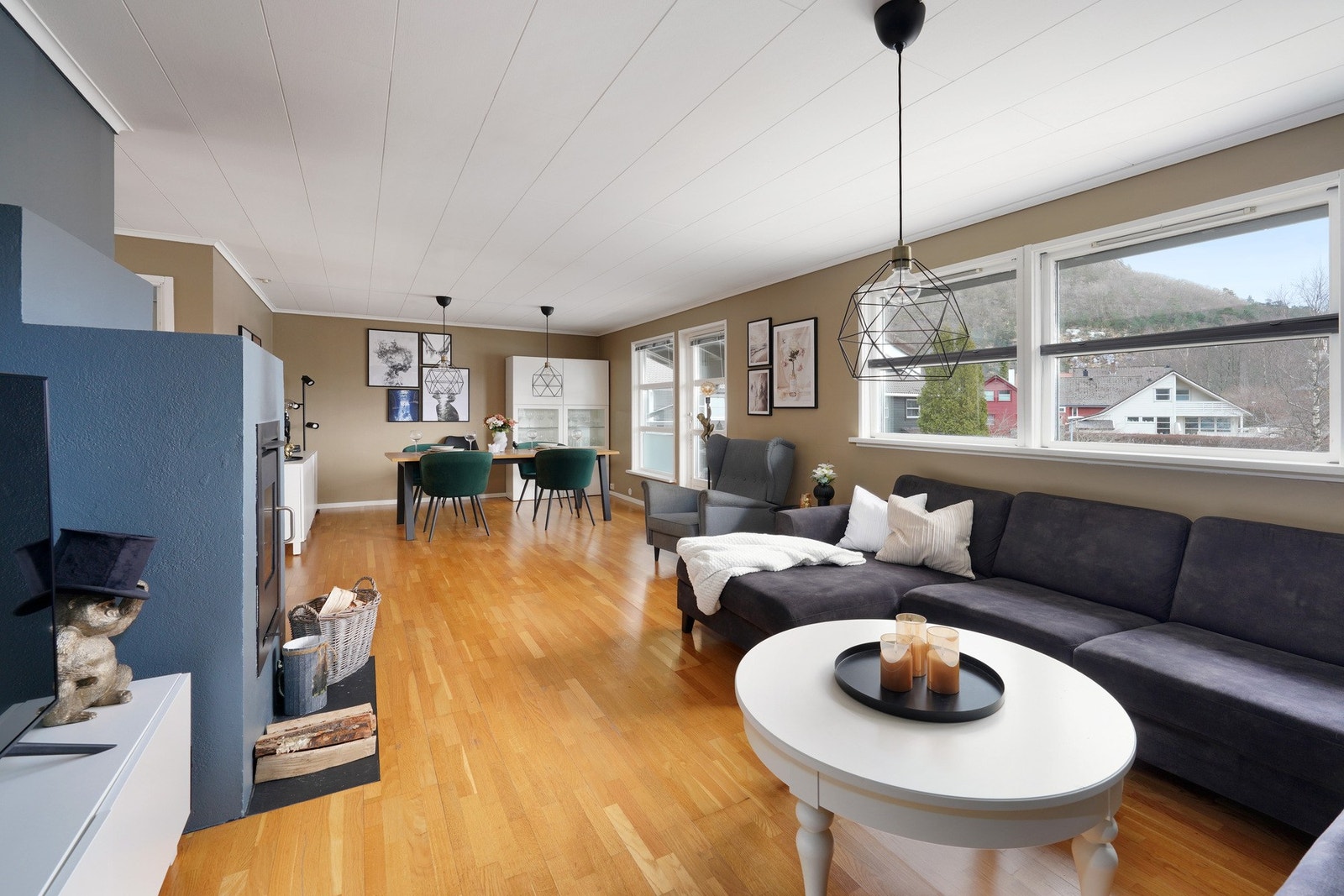 Stuen er romslig med god plass til både salong og spisestue Galleribilde