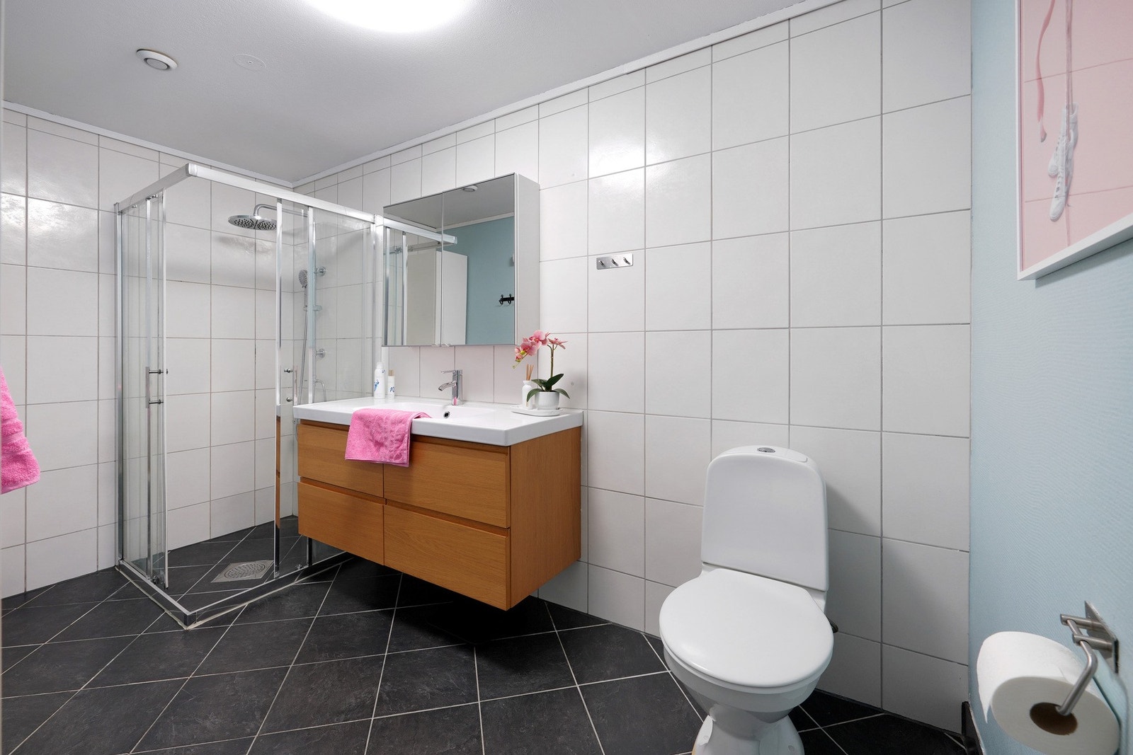 Helfliset og pent bad med varme i gulv Galleribilde