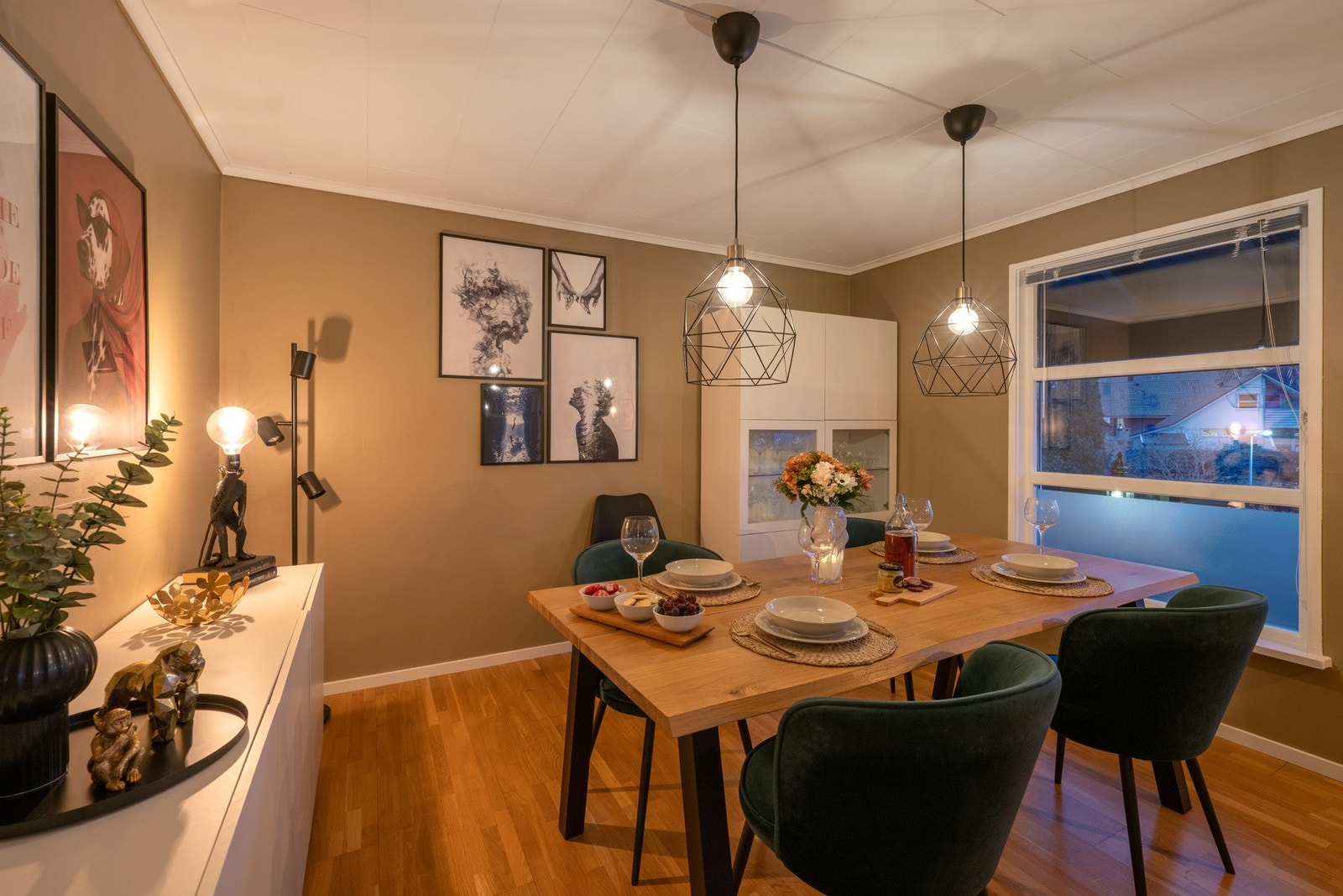 Fra kjøkken er det utgang til terrasse på boligens bakside Galleribilde