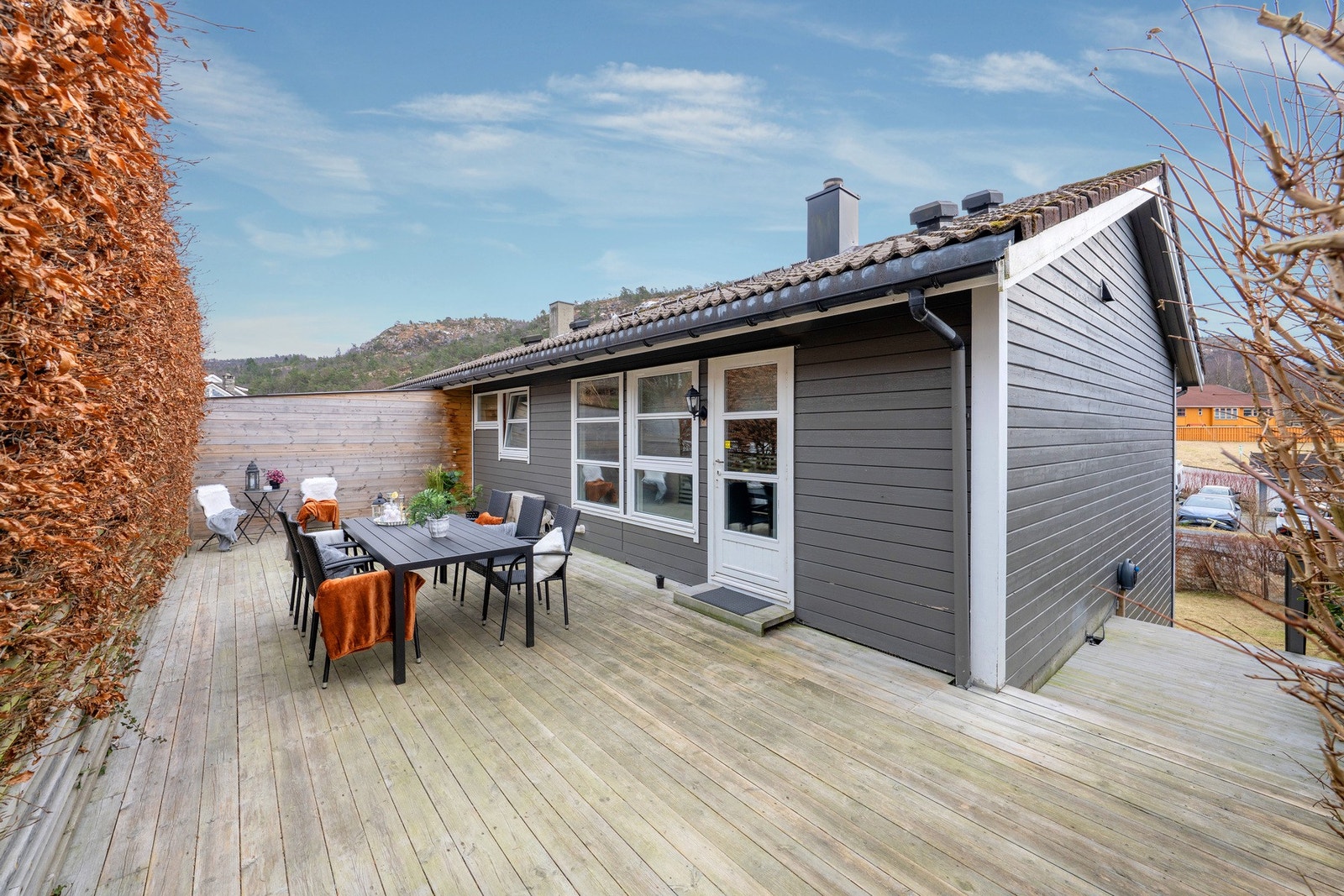 Store terrasser omkranser boligen Galleribilde