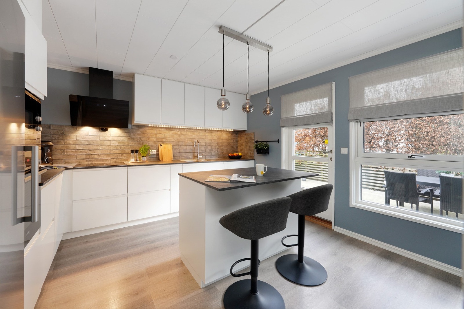 Kjøkken av nyere dato i lys utførelse Galleribilde