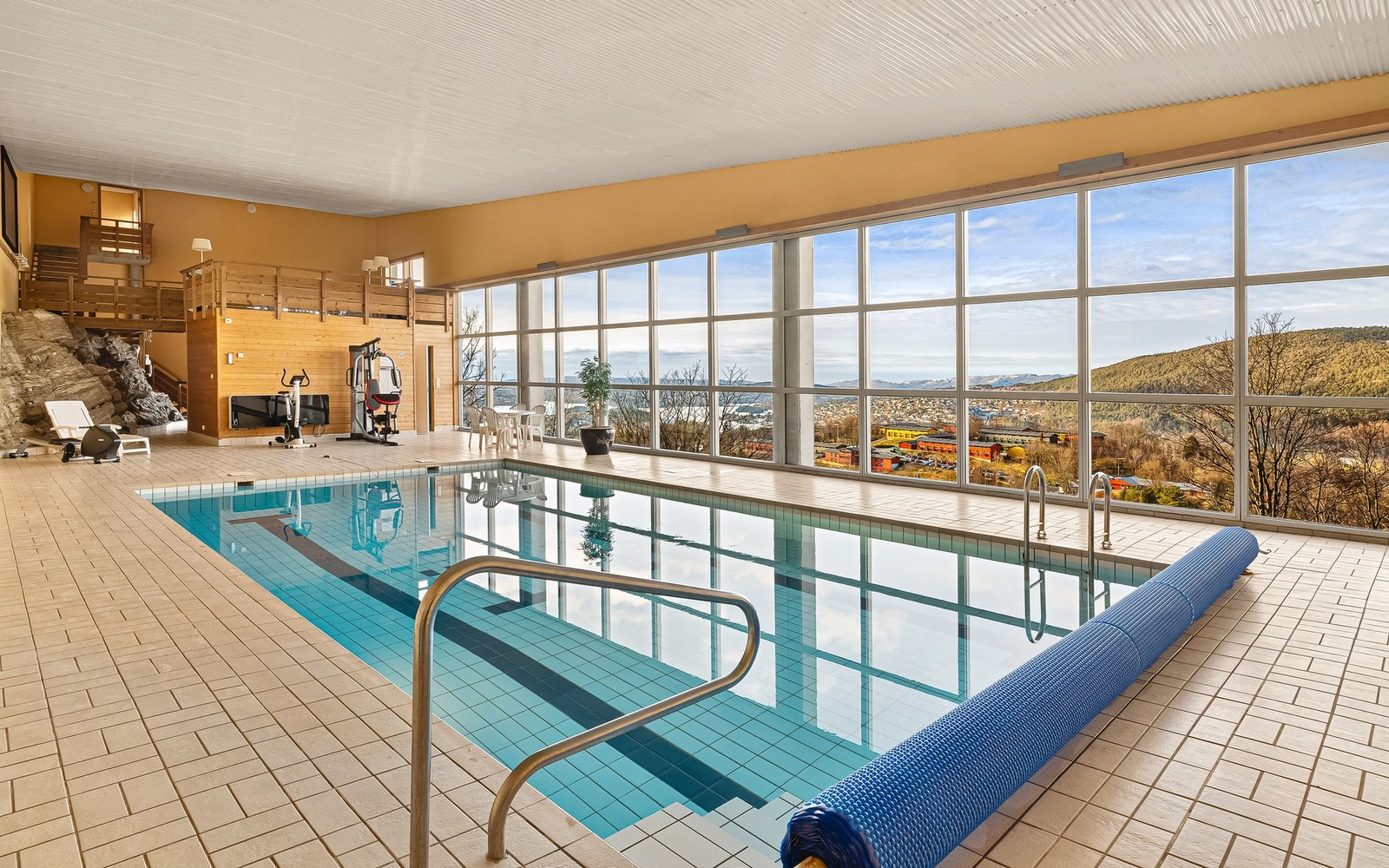 I bygget er det også stort og felles svømmebasseng for sameiet Galleribilde