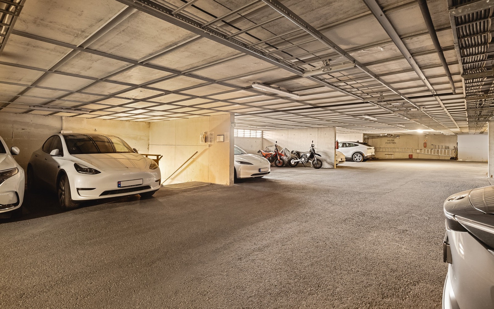 Det medfølger en parkeringsplass i sameiets garasjeanlegg Galleribilde