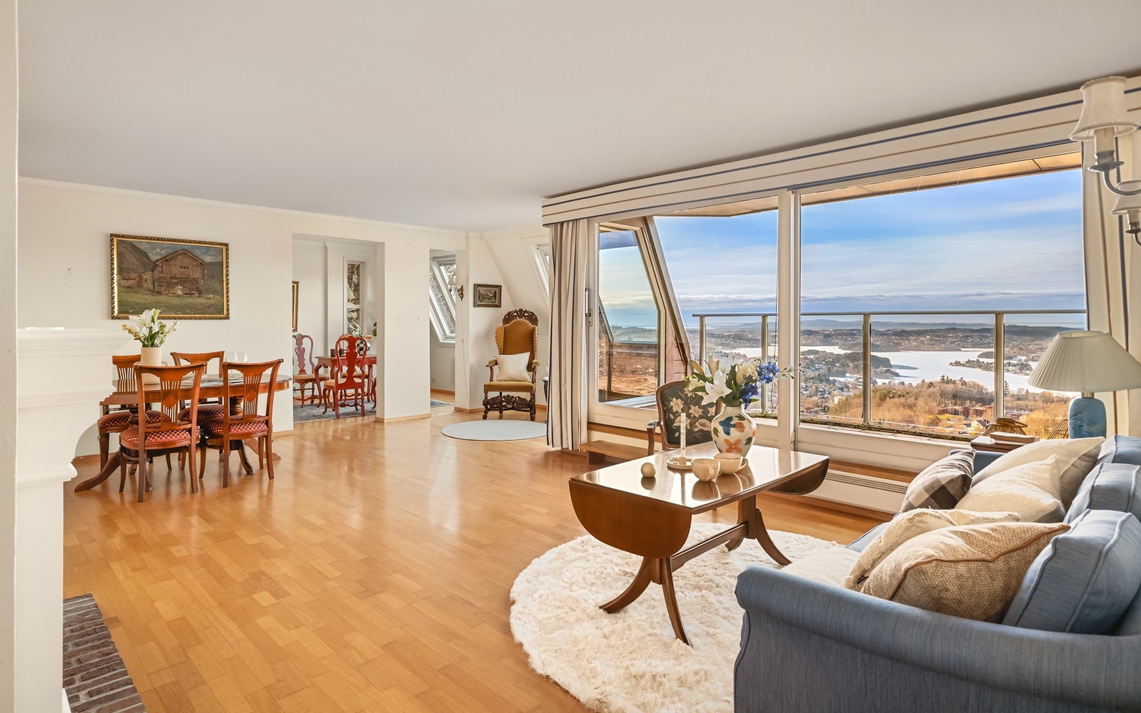 Stuen er på hele 33 kvadratmeter og kan enkelt innredes inn i ulike soner Galleribilde