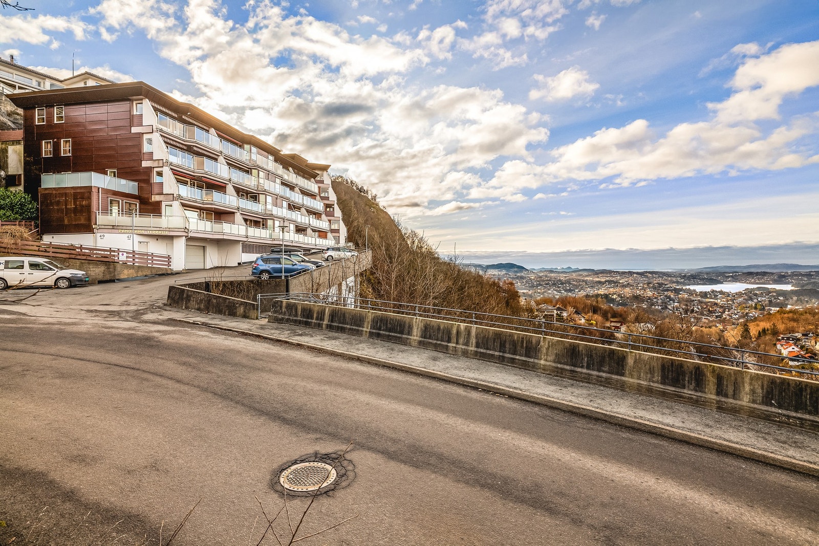 Boligen har en attraktiv plassering i et veletablert, rolig nabolag. Tilbaketrukket, men samtidig kort vei til alt du trenger i hverdagen Galleribilde