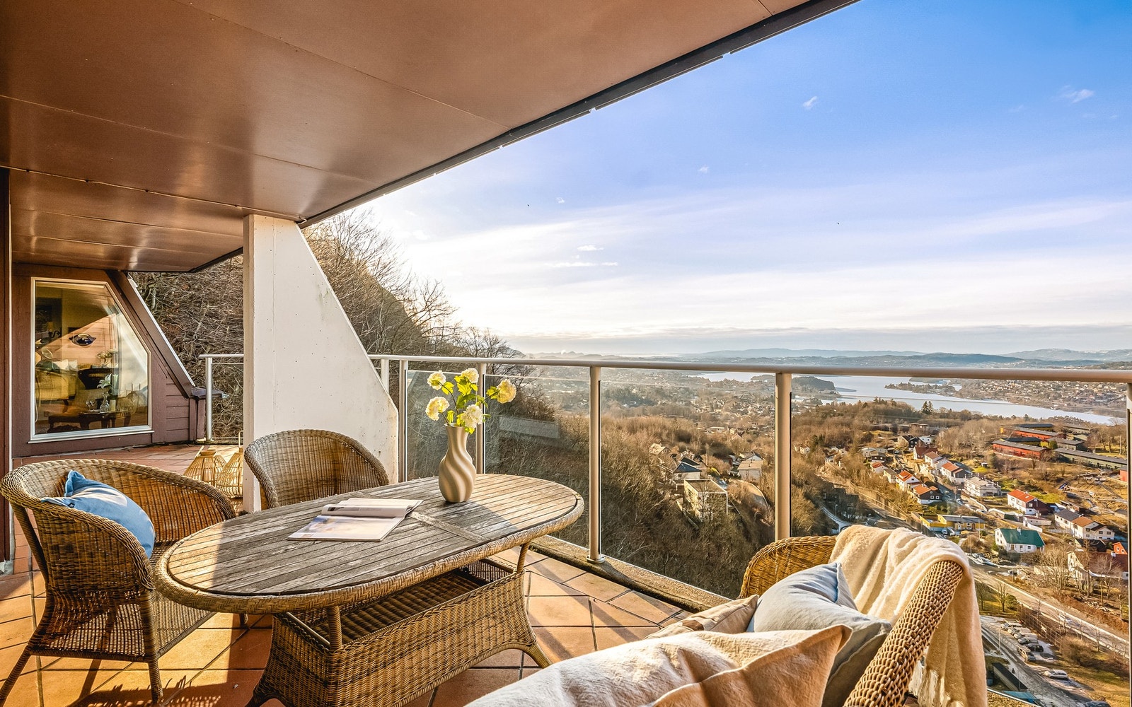 Lys og innholdsrik toppleilighet på hele 120 kvadratmeter med god standard og klassiske kvaliteter Galleribilde