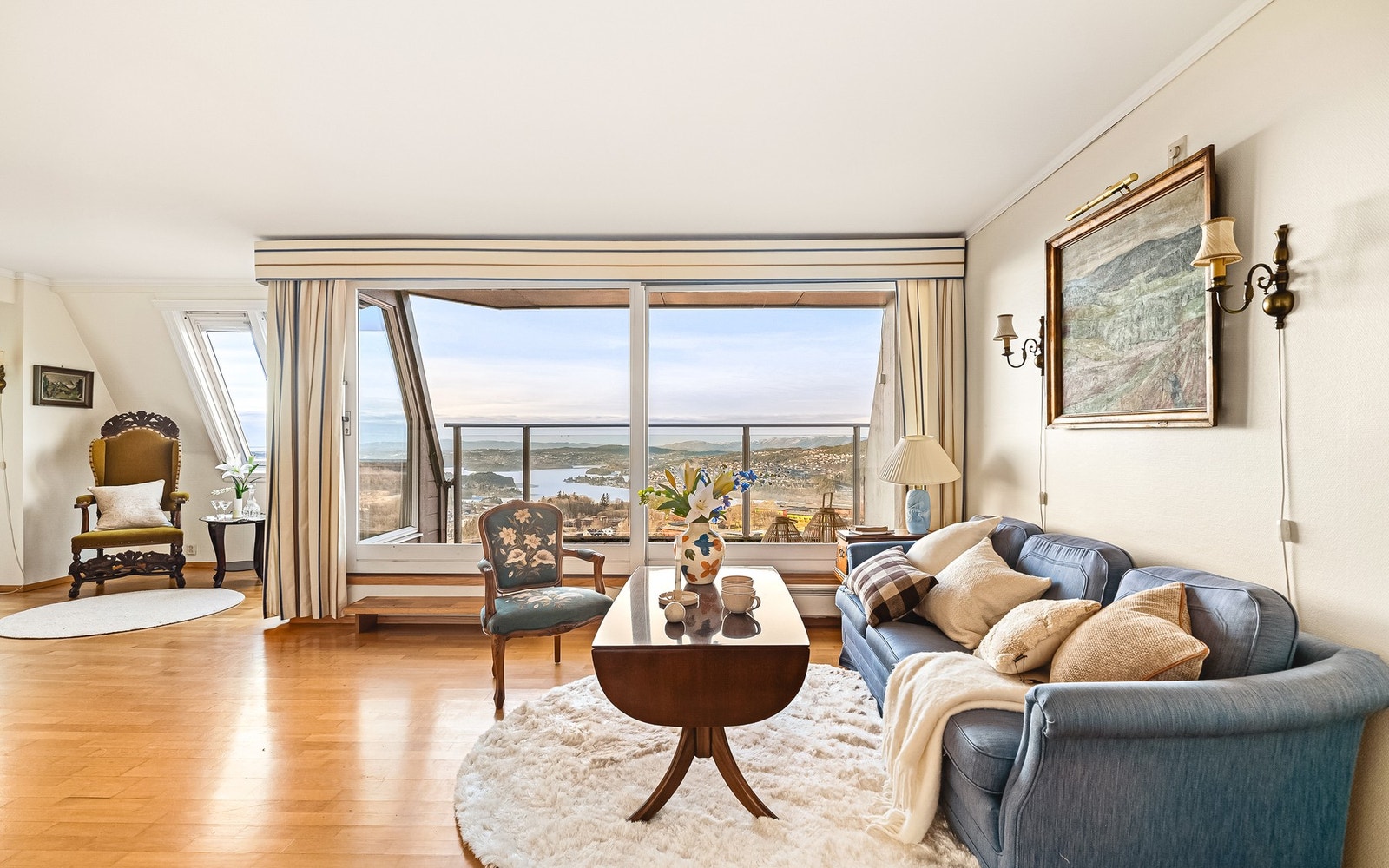 Leiligheten er malt i tidsriktige farger og har 3-stavs parkett på gulv Galleribilde