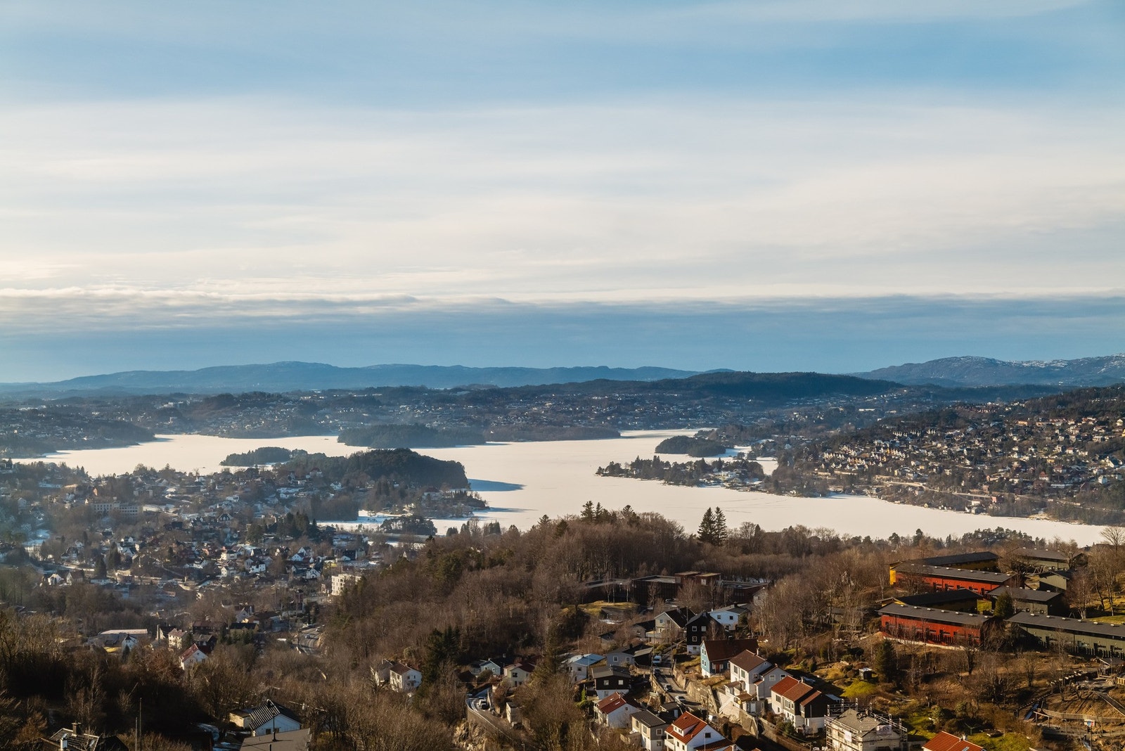 Leiligheten har vestvendt balkong med svært gode solforhold og fantastisk utsikt! Galleribilde