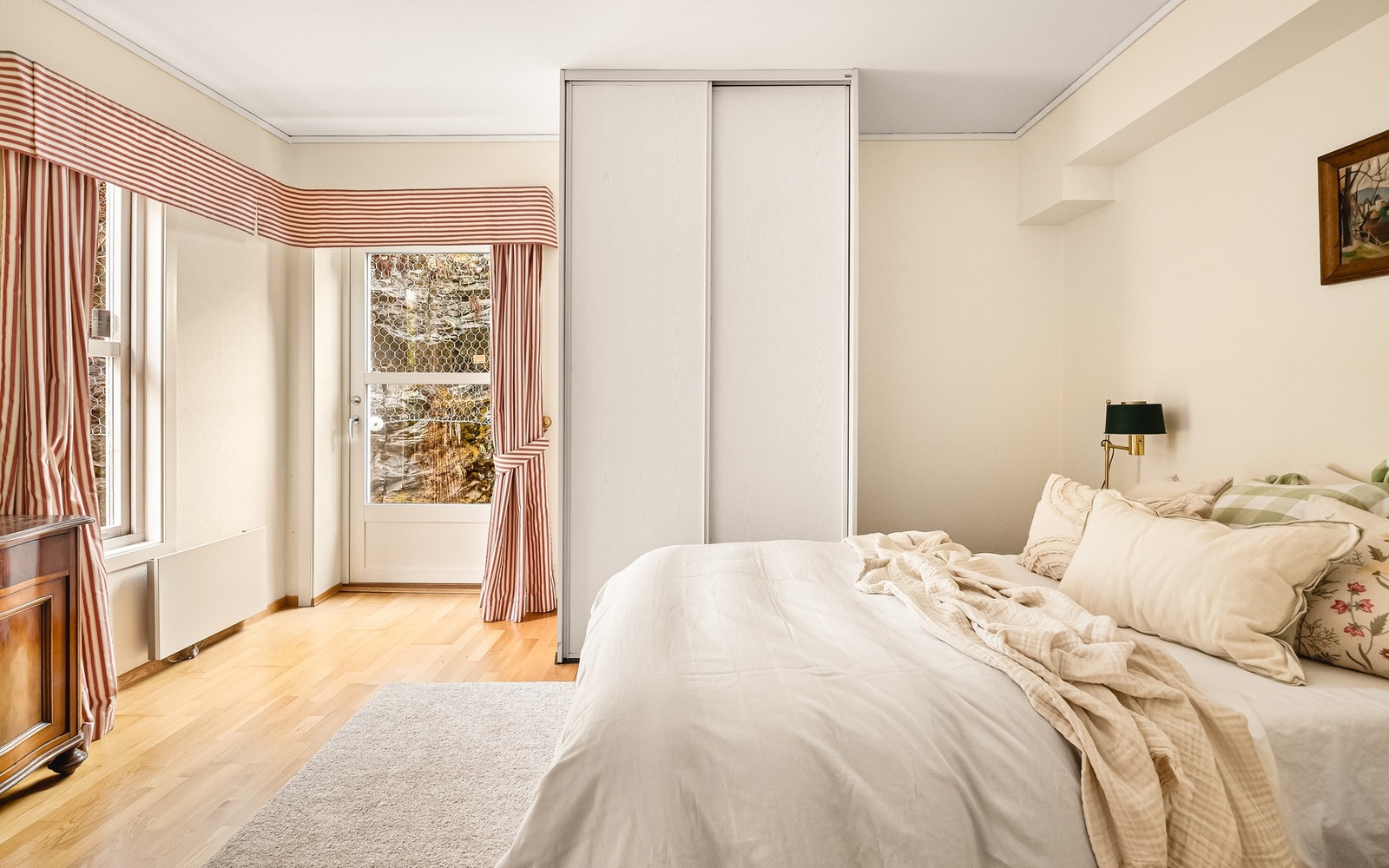 Rommene har god plass til ønsket seng, nattbord og garderobeløsning Galleribilde