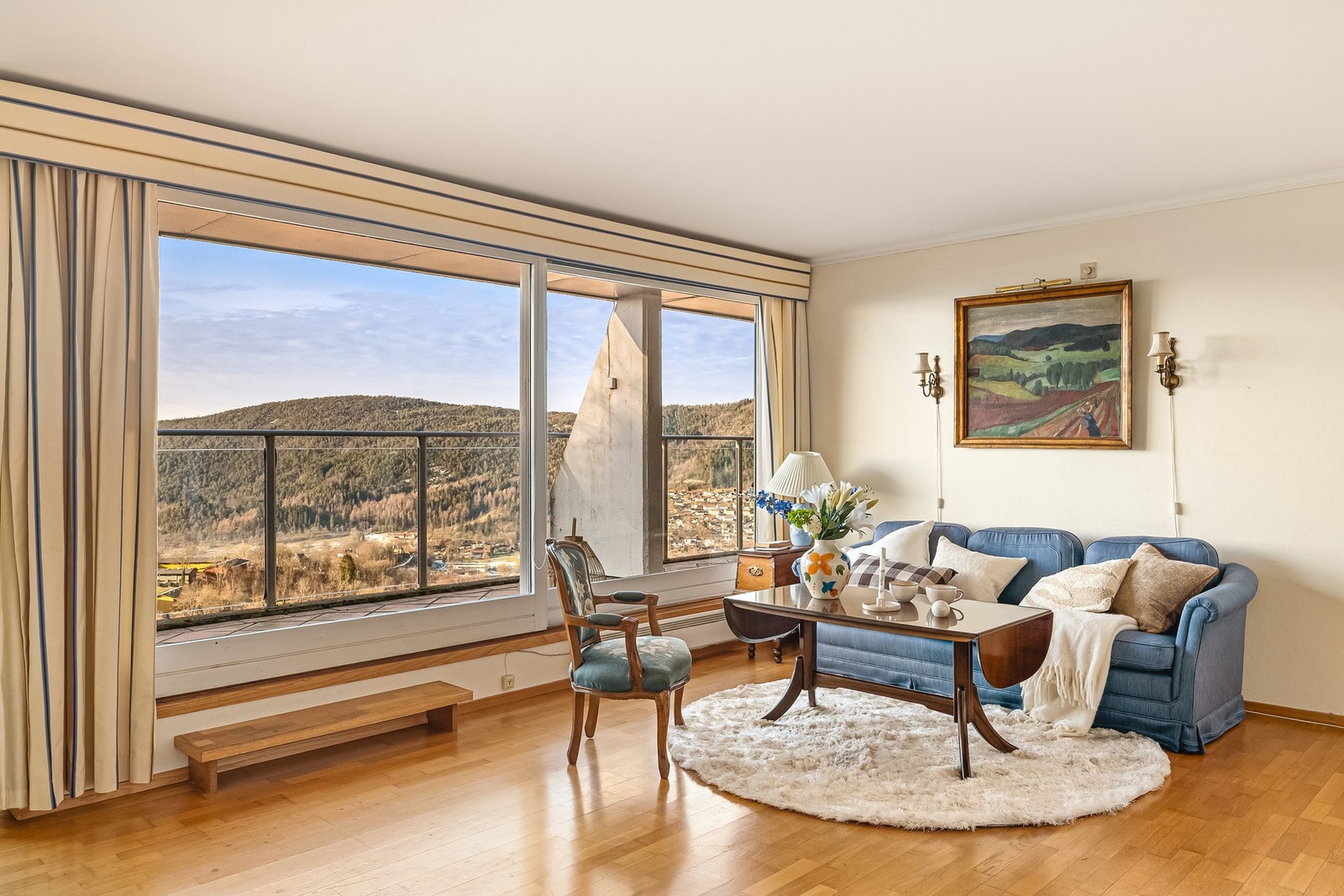 Store vindusflater sørger for rikelig med naturlig lysinnslipp og skaper en god atmosfære Galleribilde