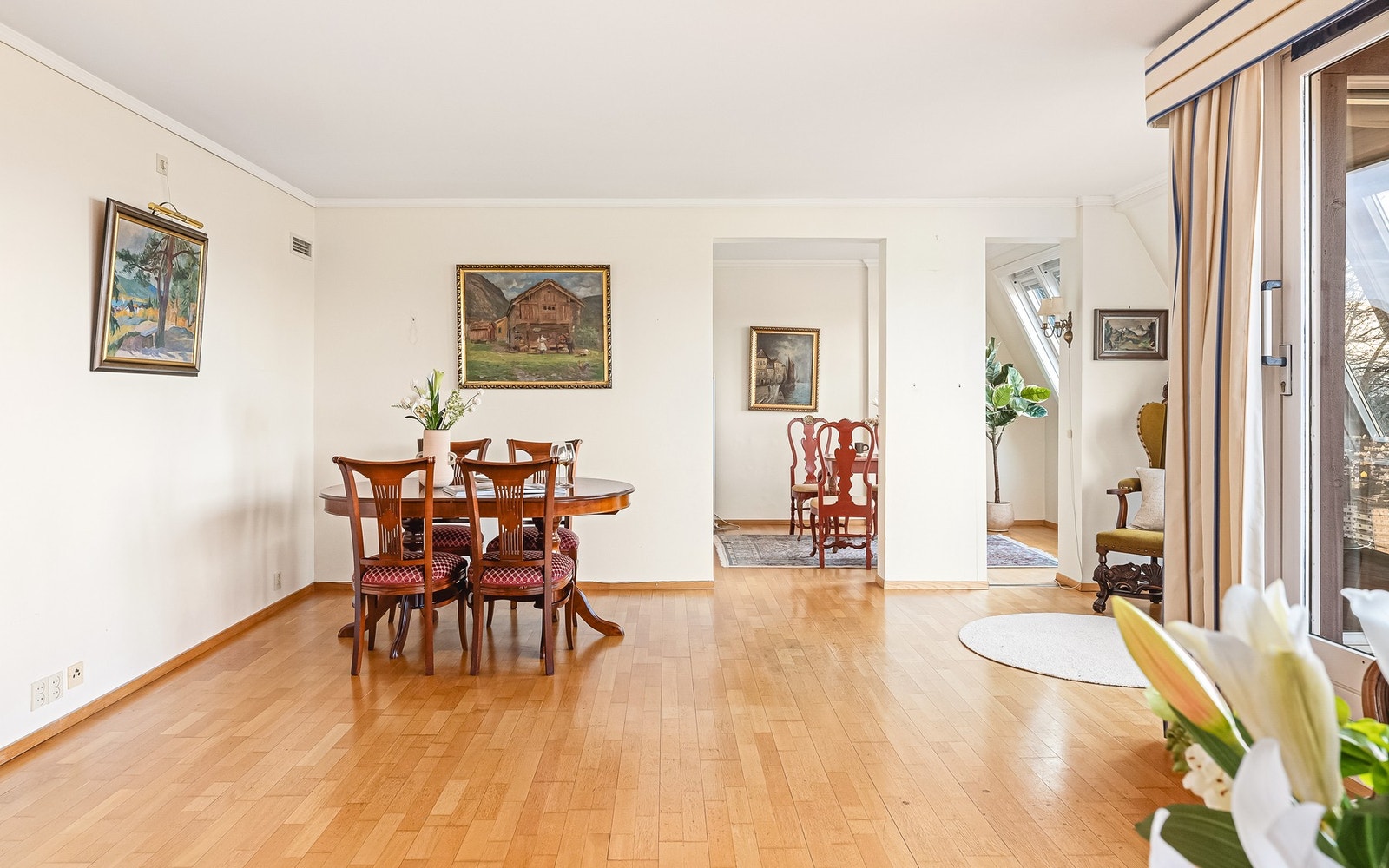 Her er det god plass til å invitere hele storfamilien på middagsbesøk! Galleribilde