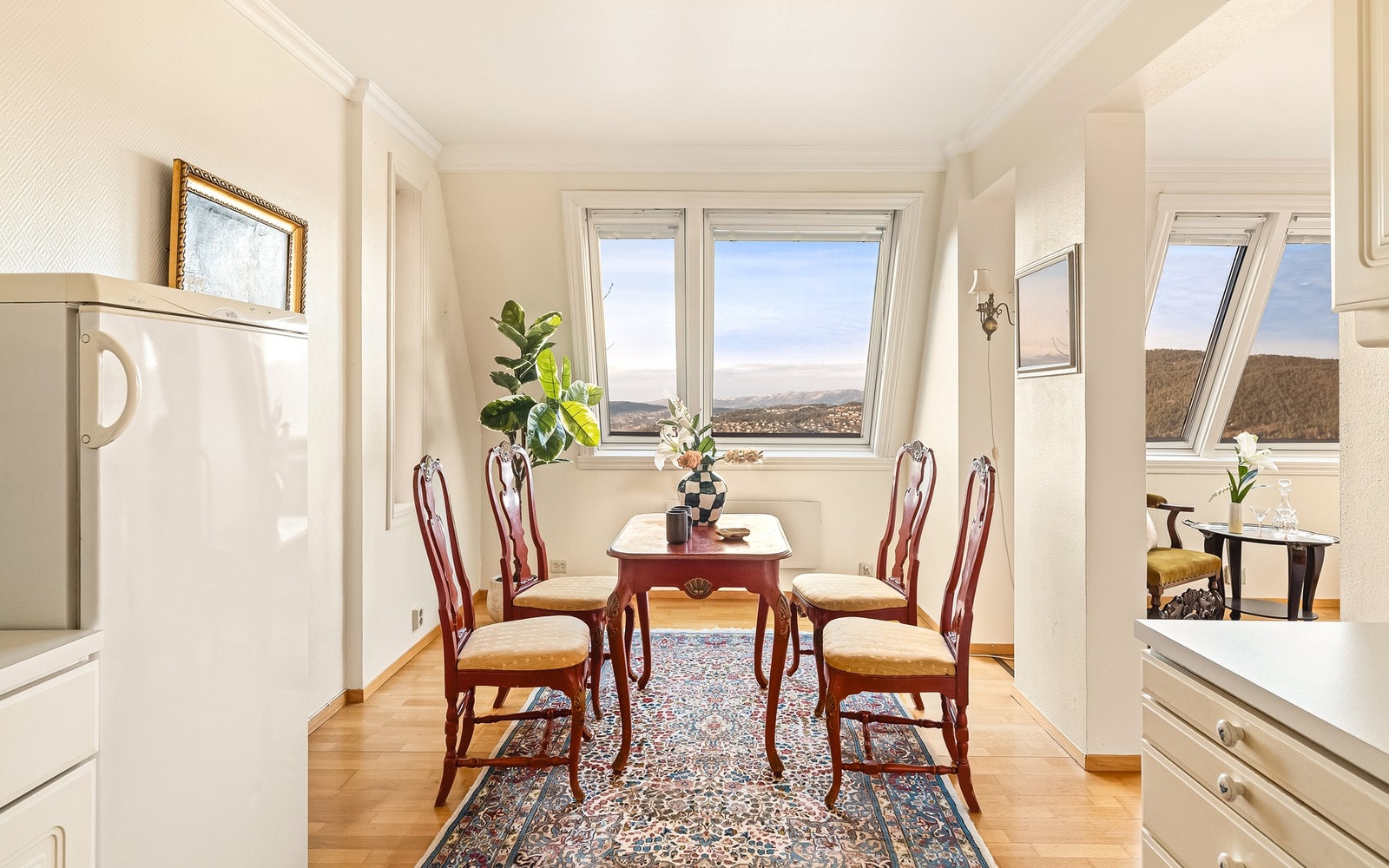 Ved kjøkkenet er det god plass til en koselig spisegruppe Galleribilde