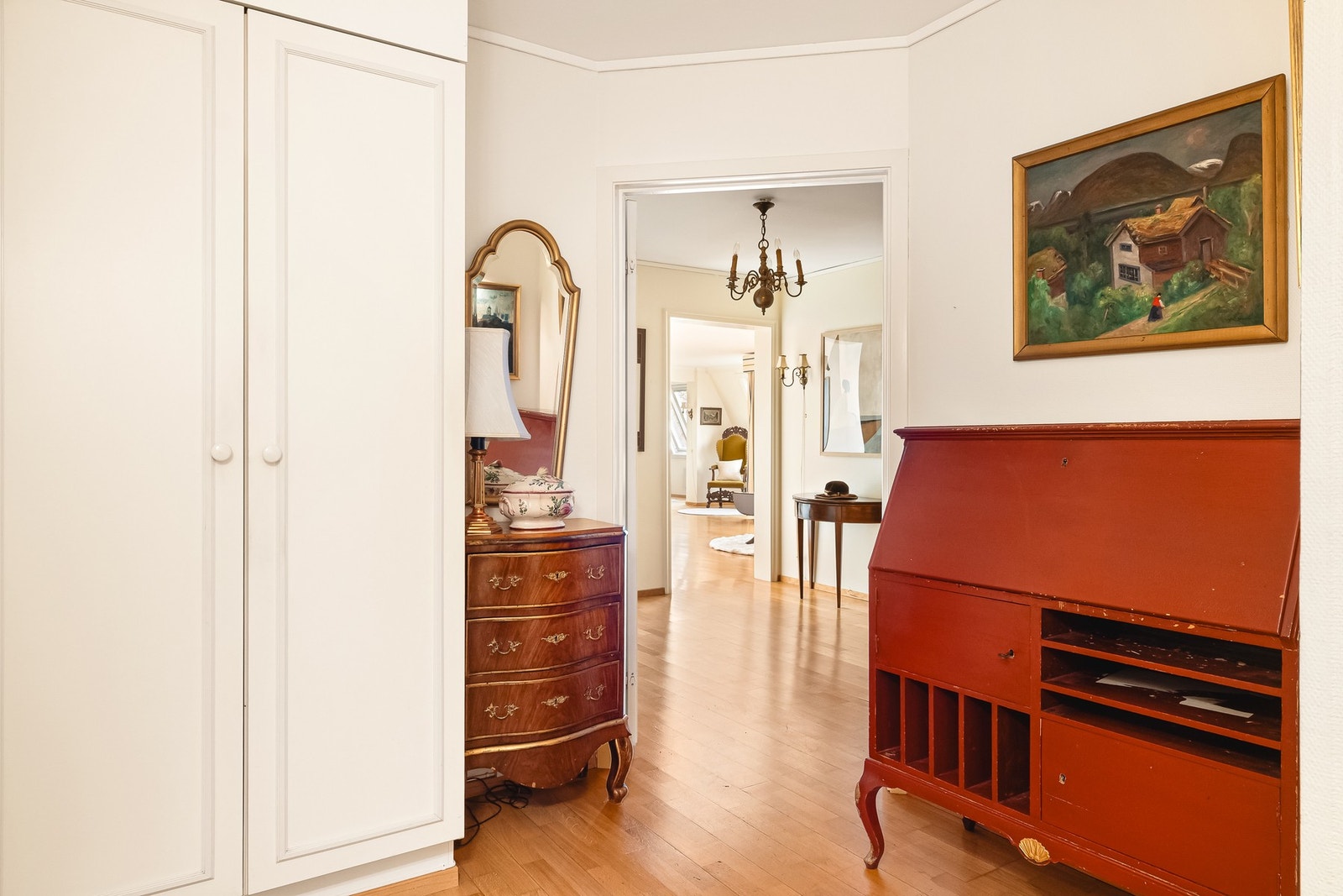 Entréen er romslig med god plass til oppbevaring av sko og yttertøy Galleribilde