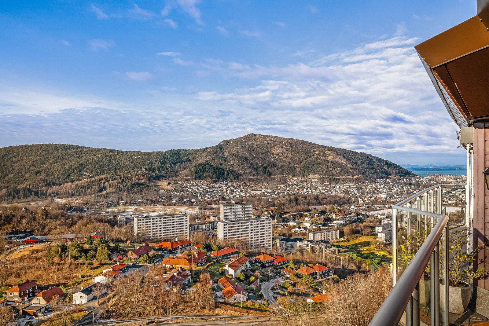 Fra stuen har man utgang til vestvendt balkong på hele 24 kvadratmeter Galleribilde
