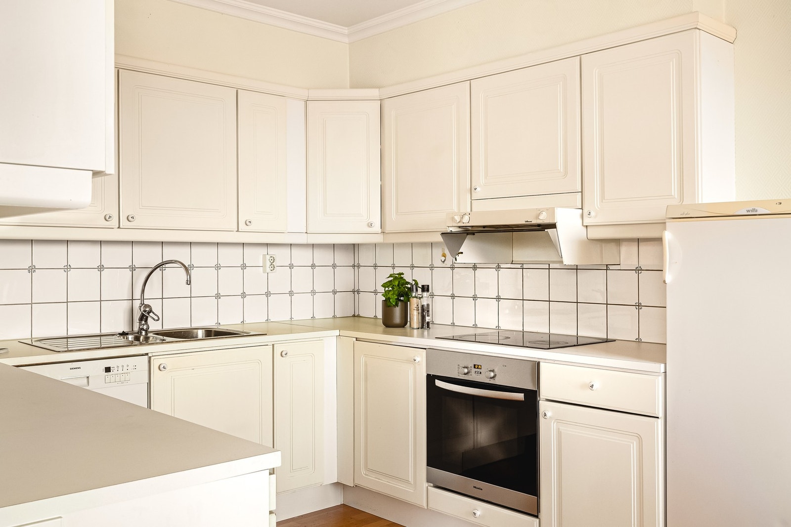 Både over- og underskap sikrer godt med oppbevaringsplass Galleribilde